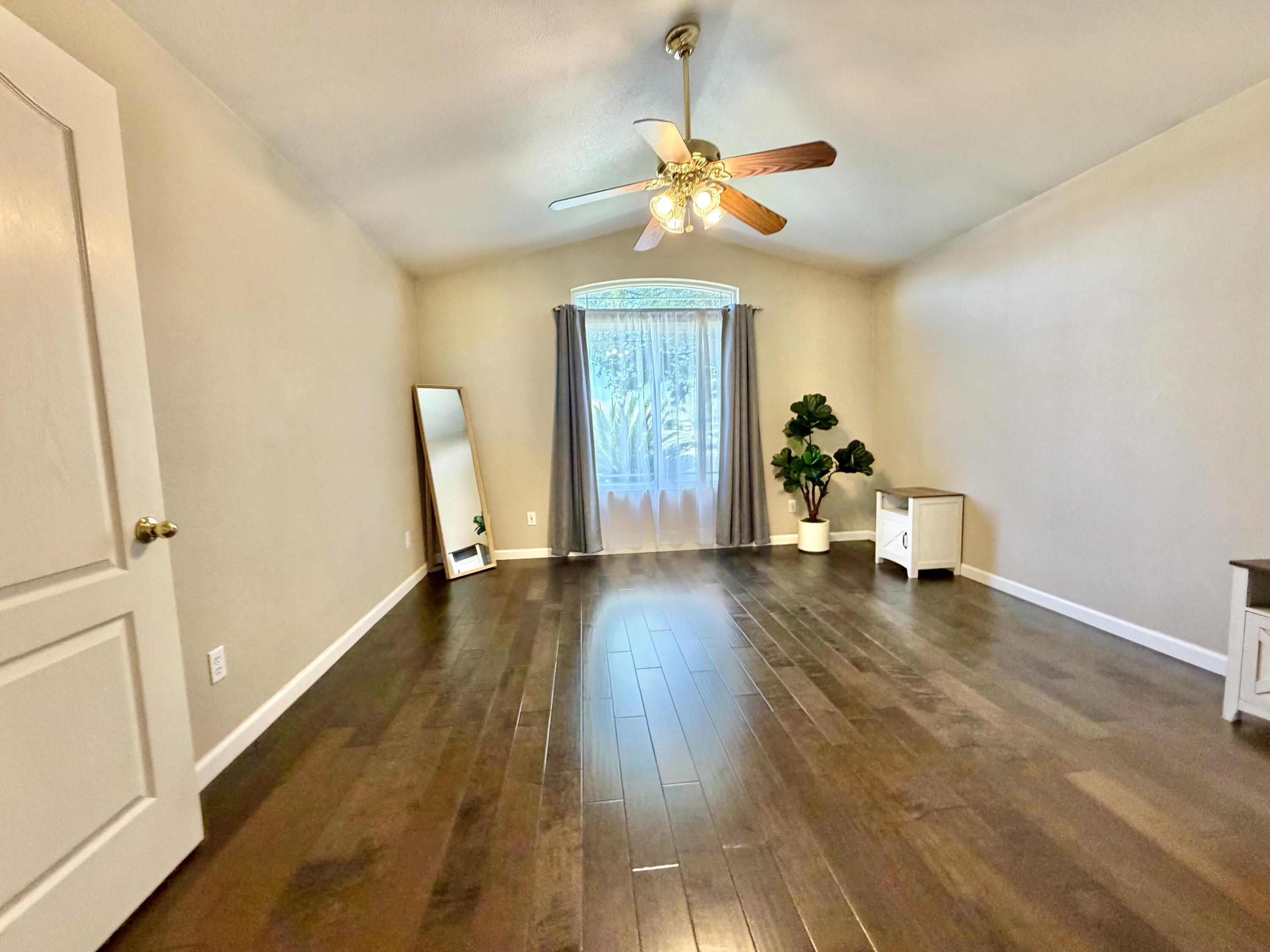 2105 N Charlie Chambers Dr, Hanford, CA 93230