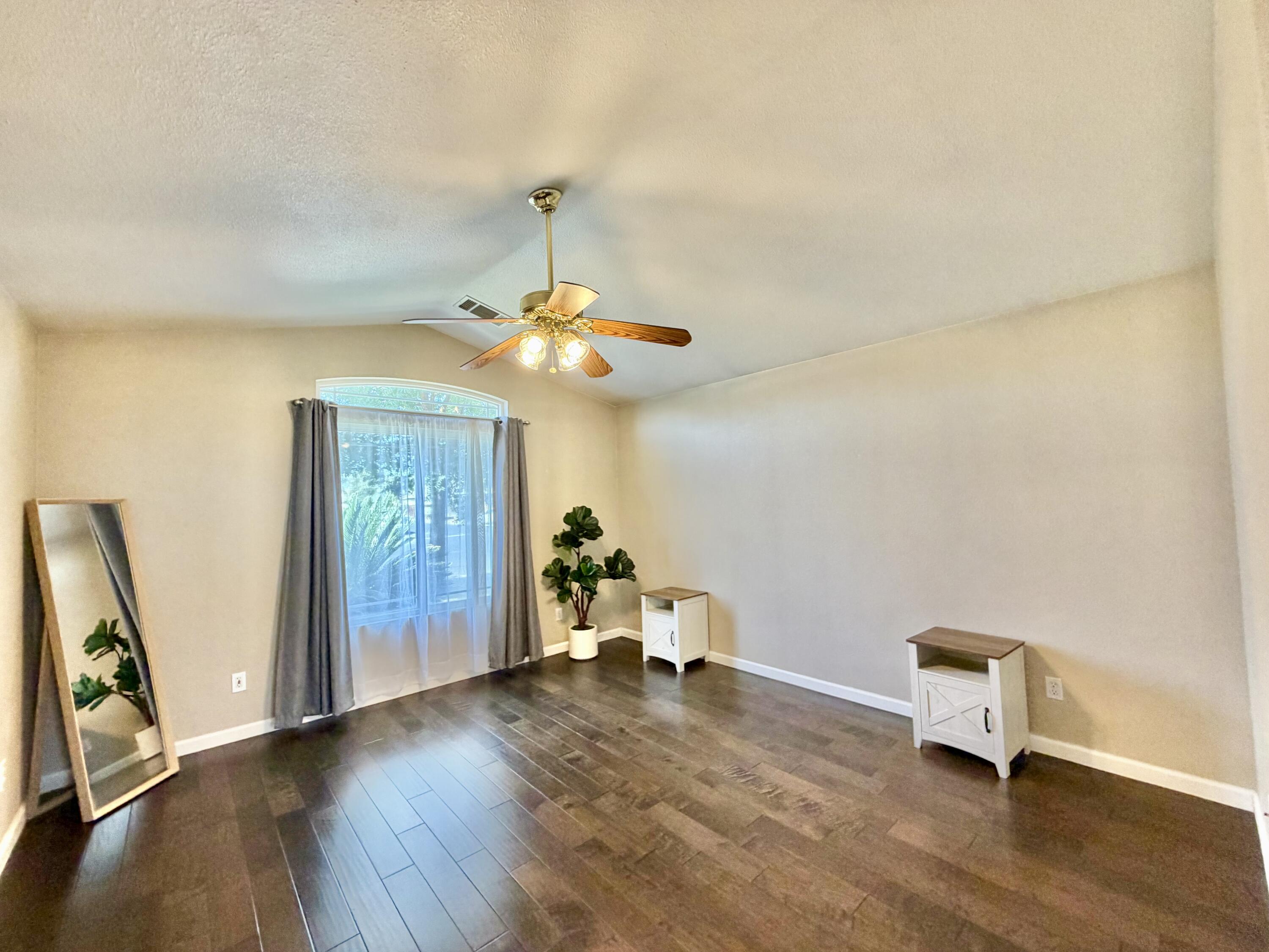 2105 N Charlie Chambers Dr, Hanford, CA 93230
