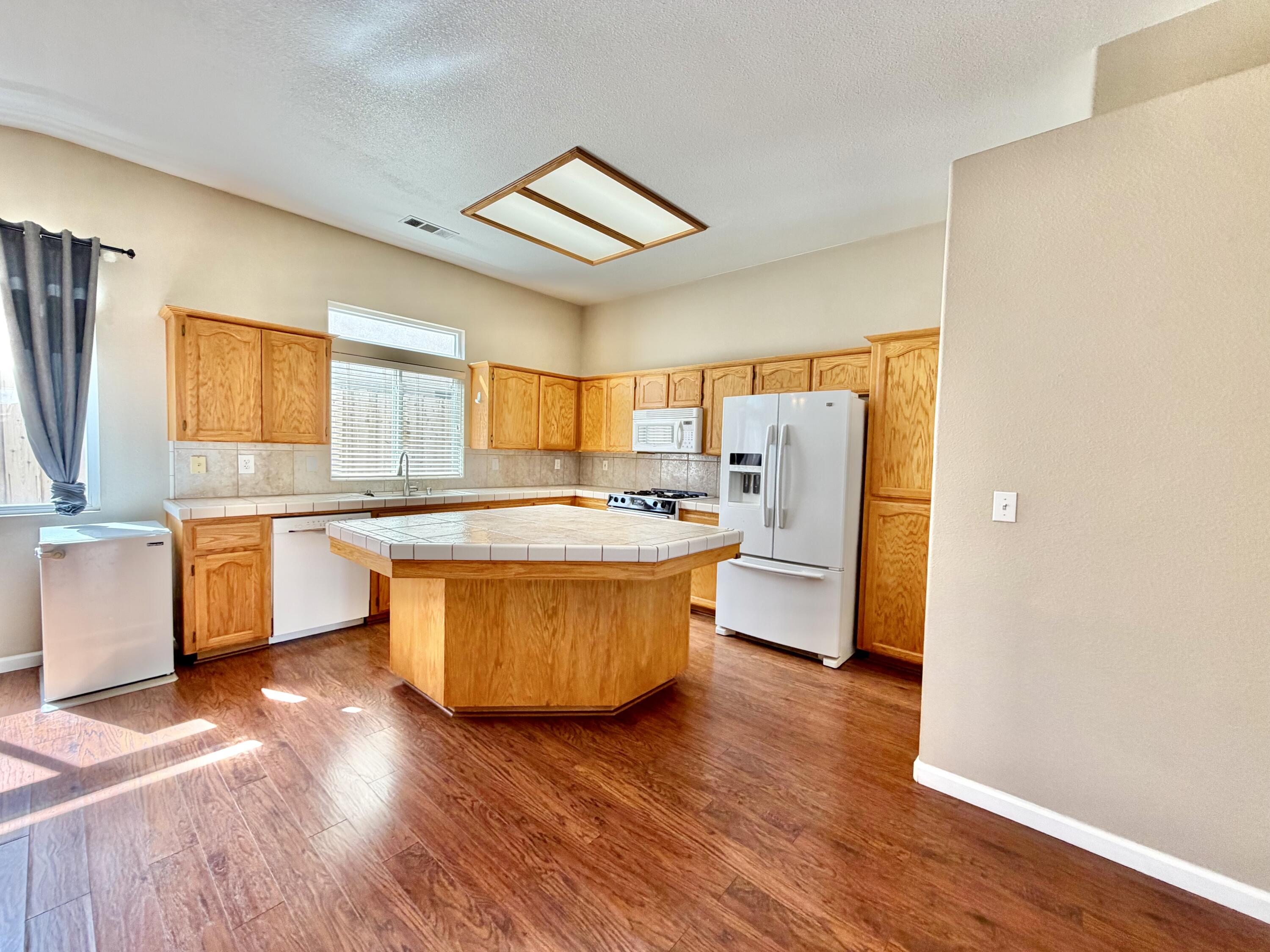 2105 N Charlie Chambers Dr, Hanford, CA 93230