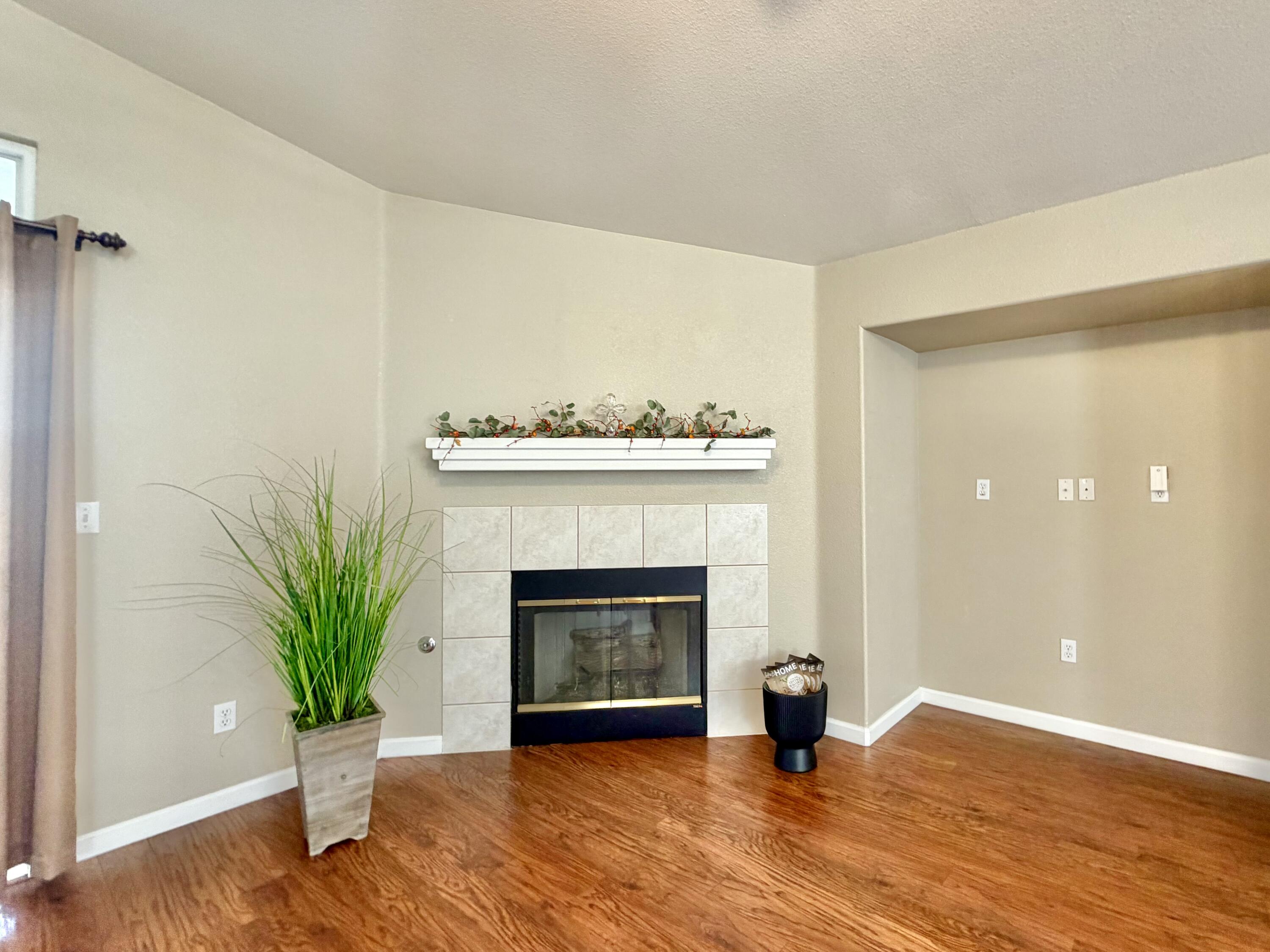 2105 N Charlie Chambers Dr, Hanford, CA 93230