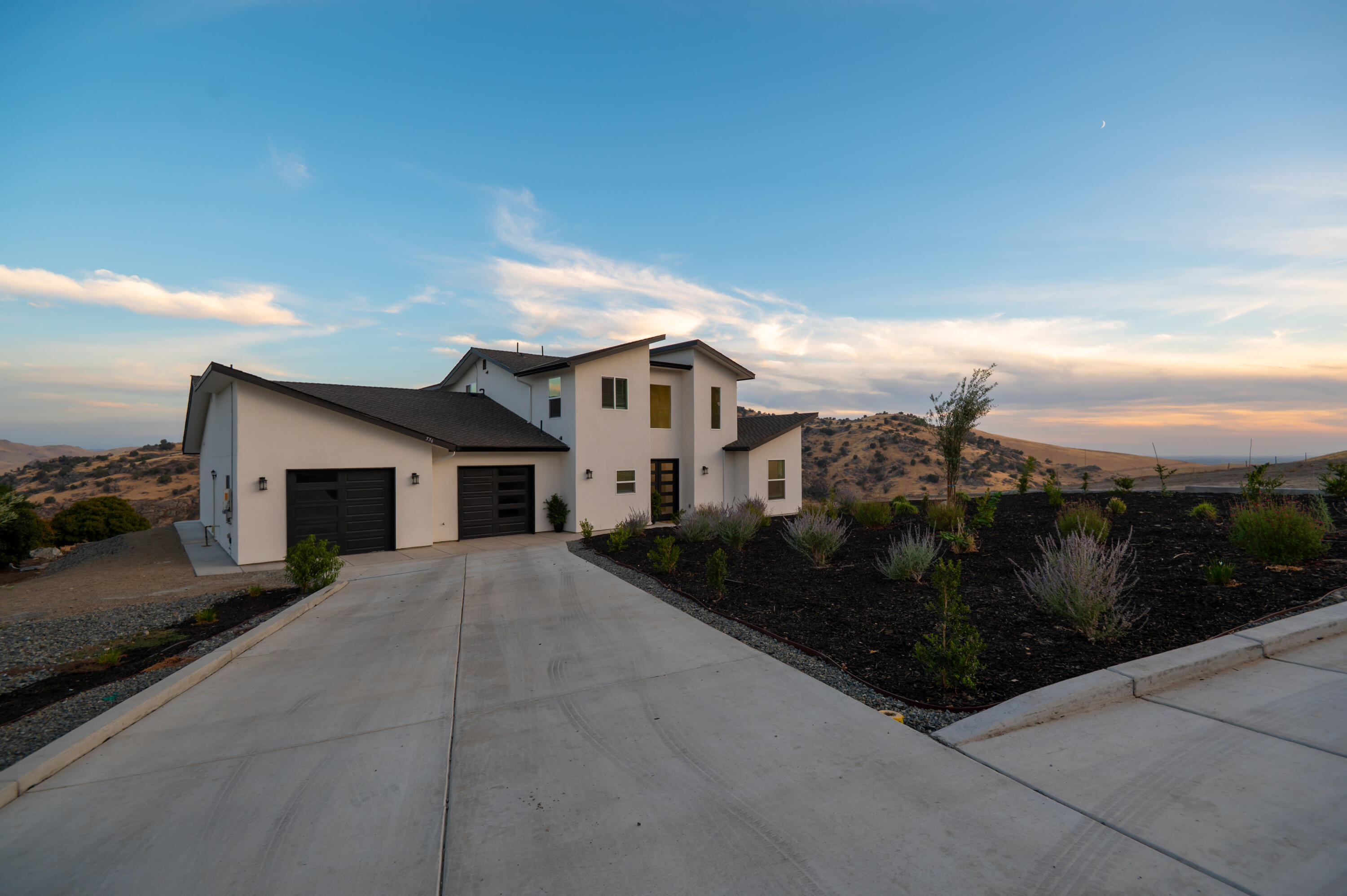556 High Sierra Dr, Exeter, CA 93221