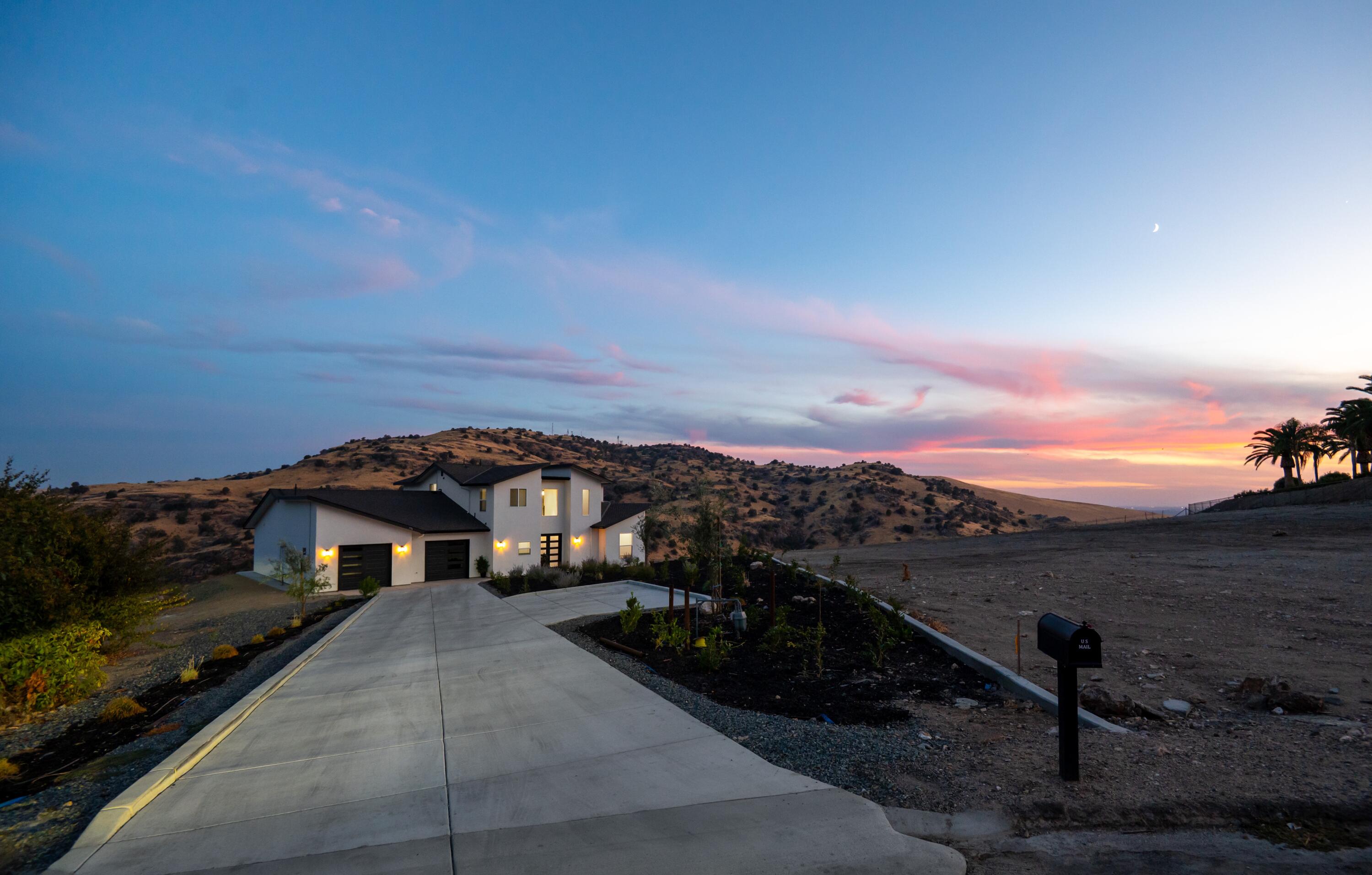 556 High Sierra Dr, Exeter, CA 93221