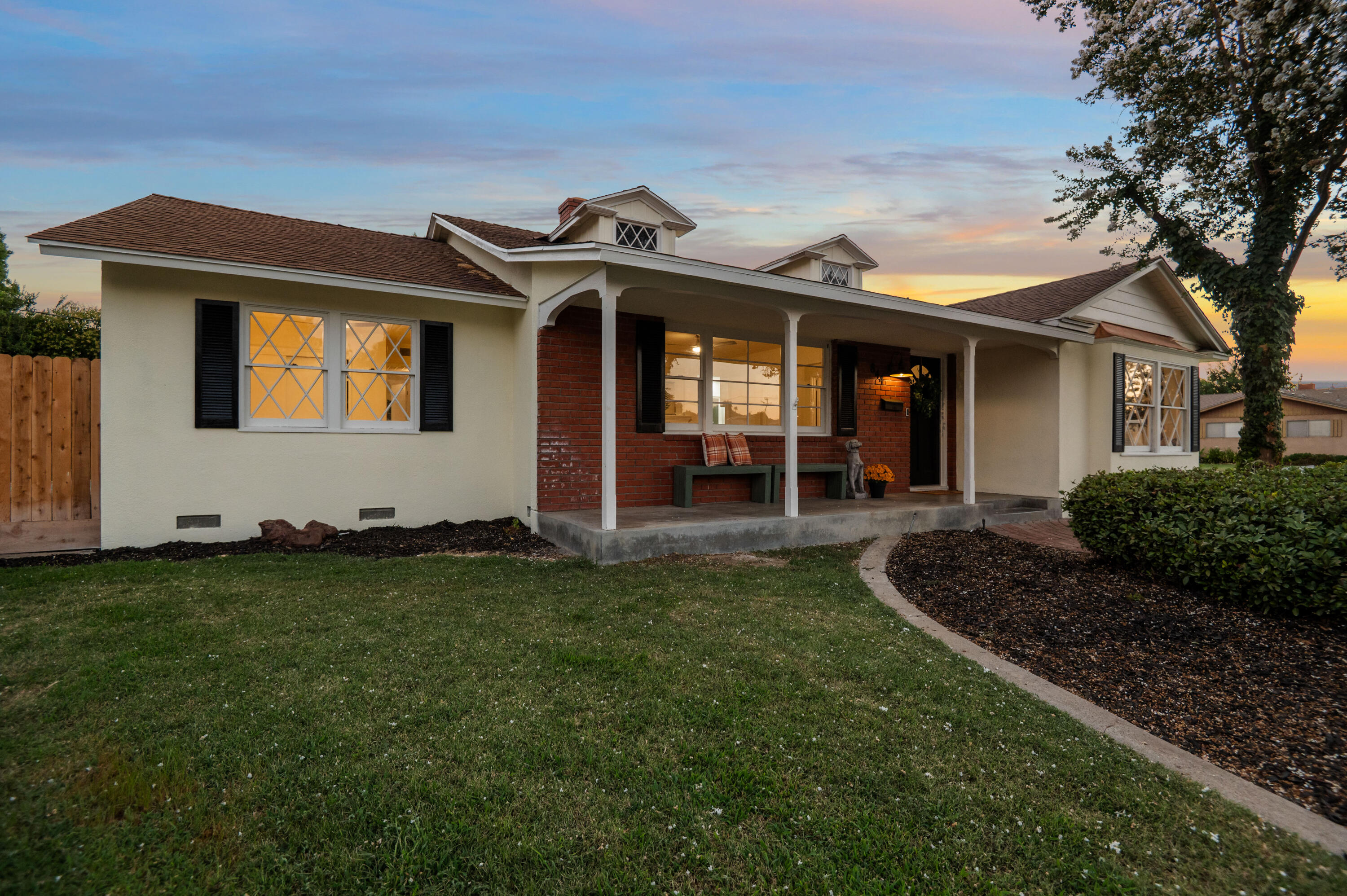 844 S Whitney Dr, Visalia, CA 93277