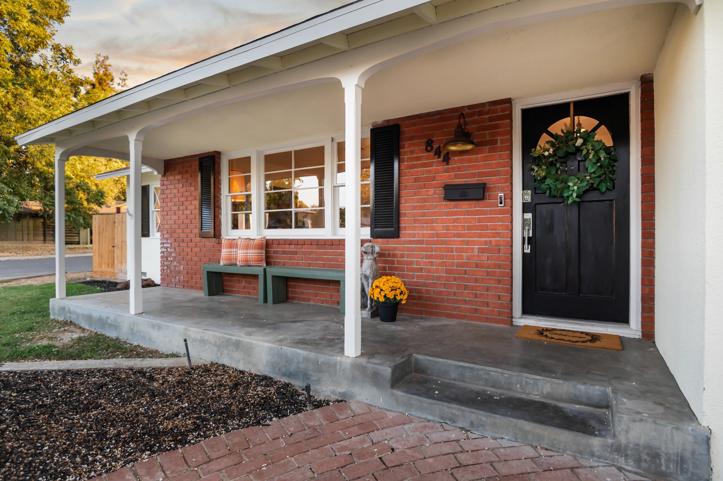 844 S Whitney Dr, Visalia, CA 93277