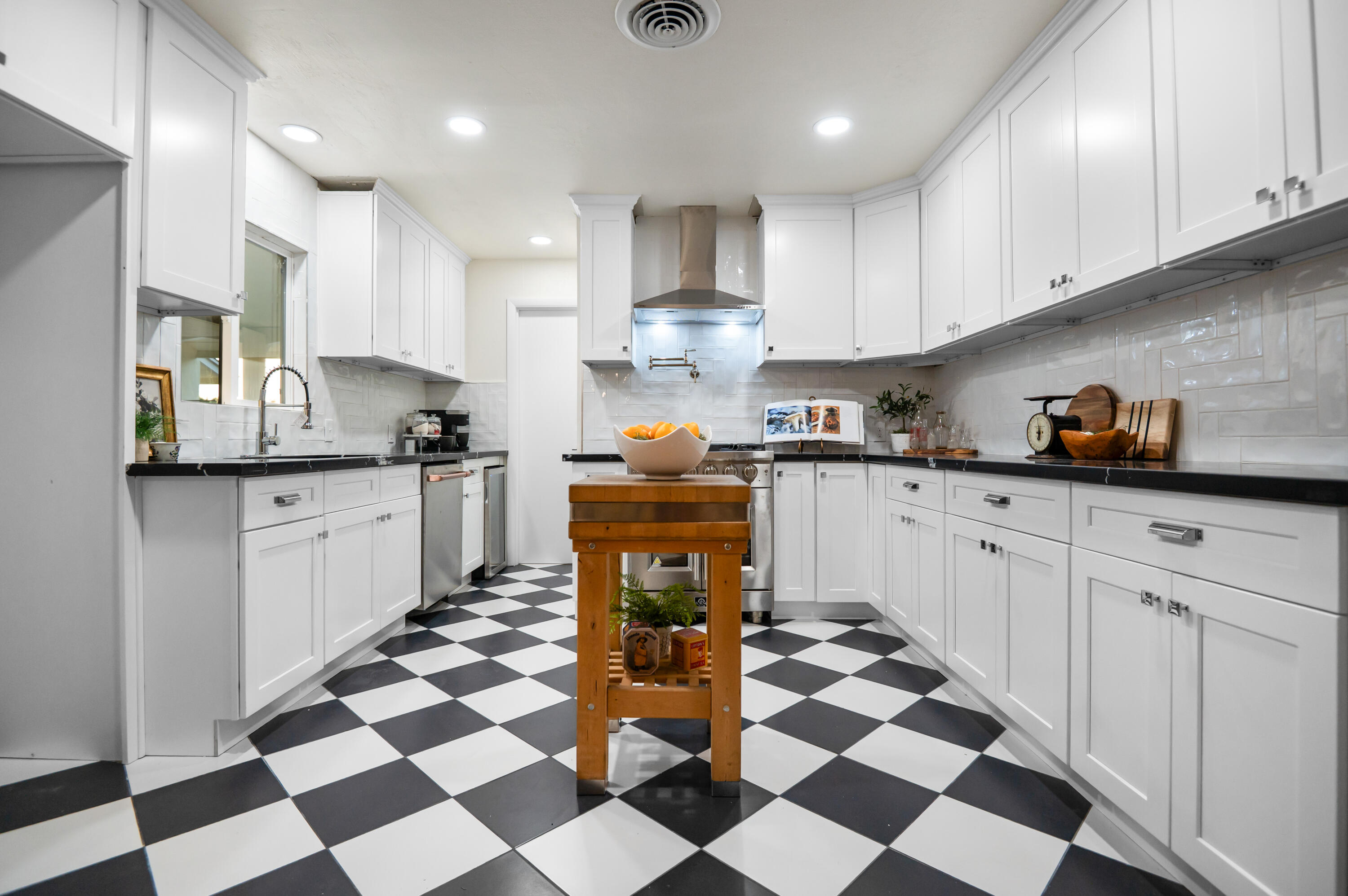 844 S Whitney Dr, Visalia, CA 93277