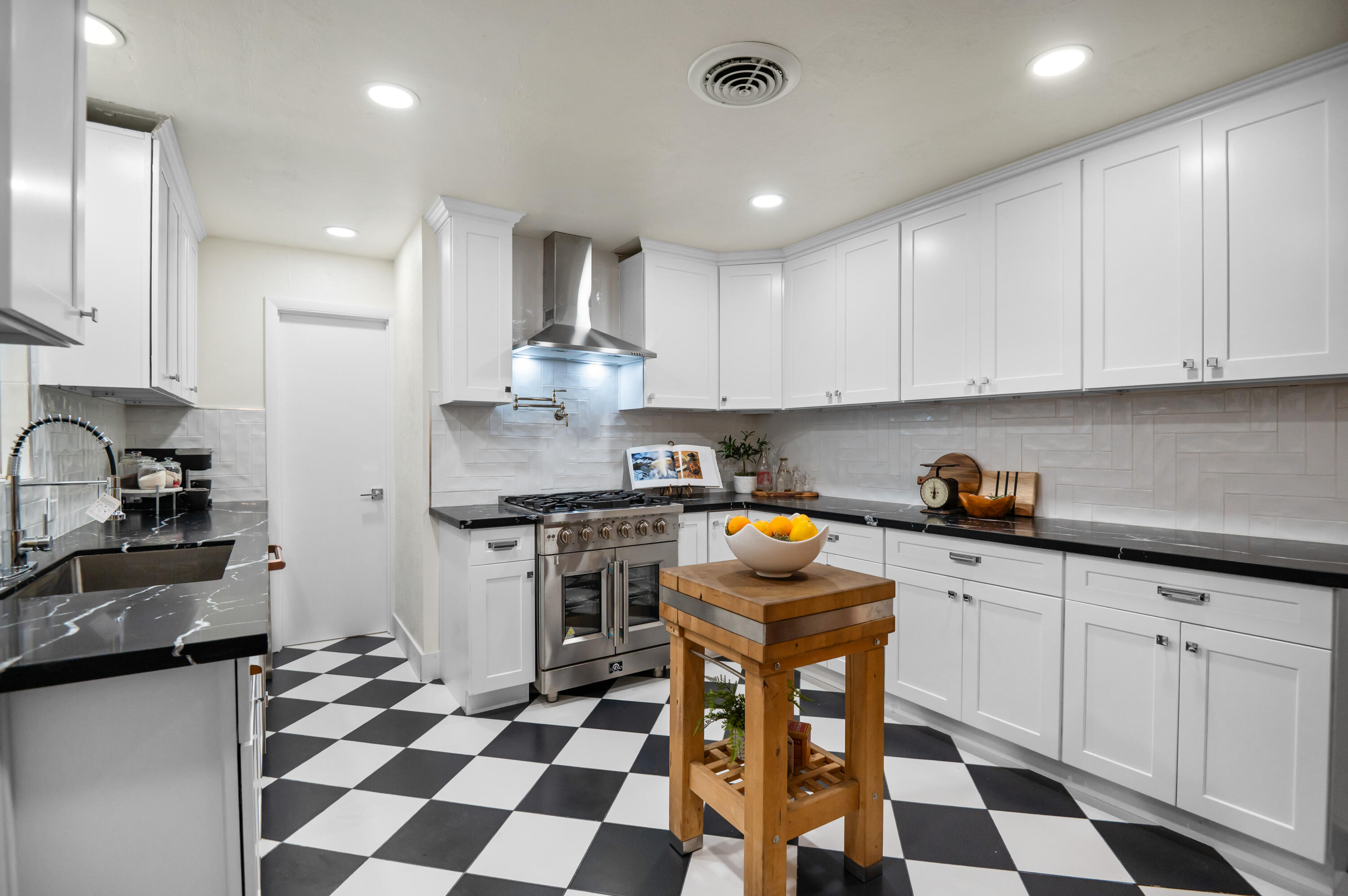 844 S Whitney Dr, Visalia, CA 93277