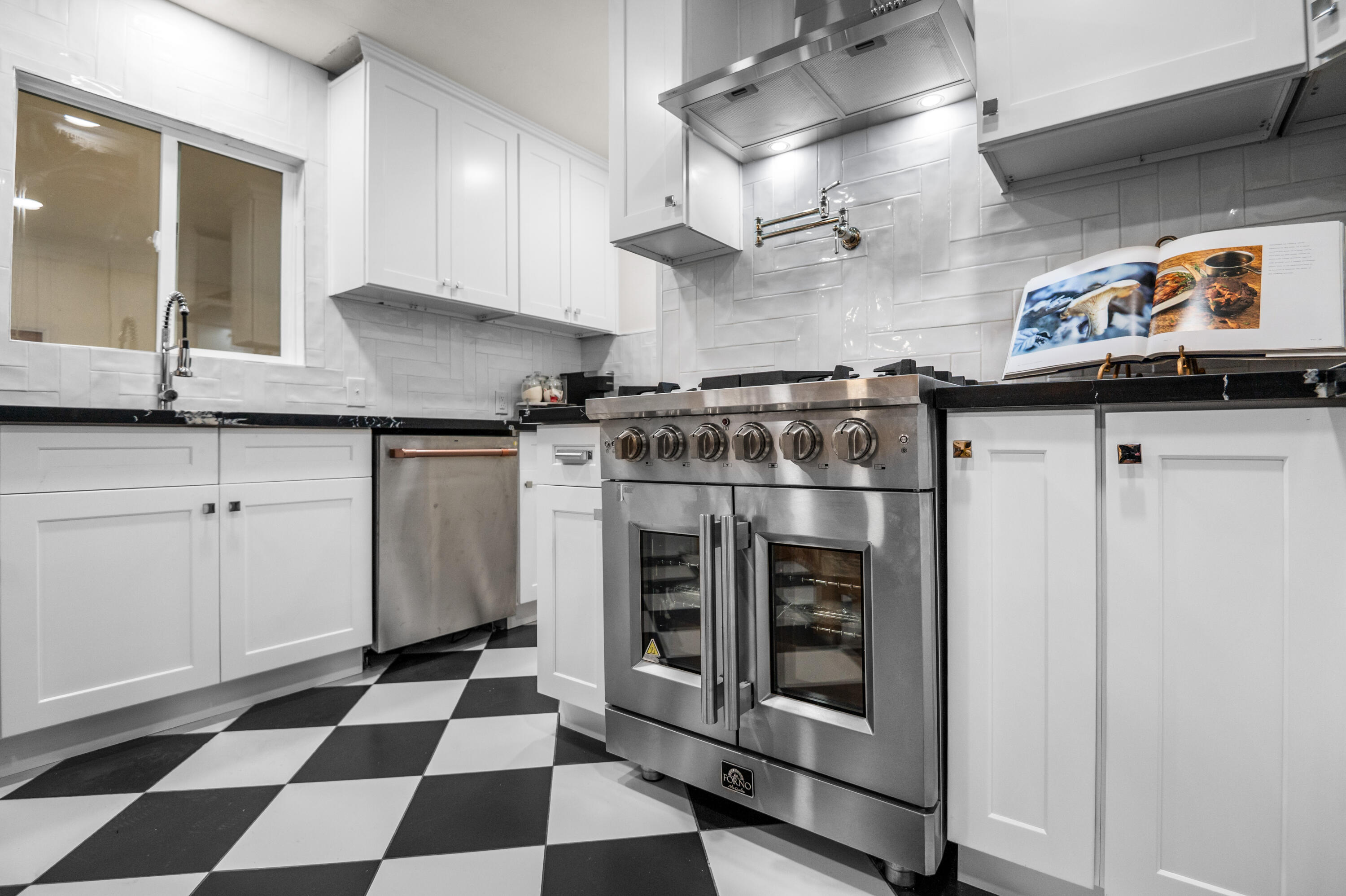 844 S Whitney Dr, Visalia, CA 93277