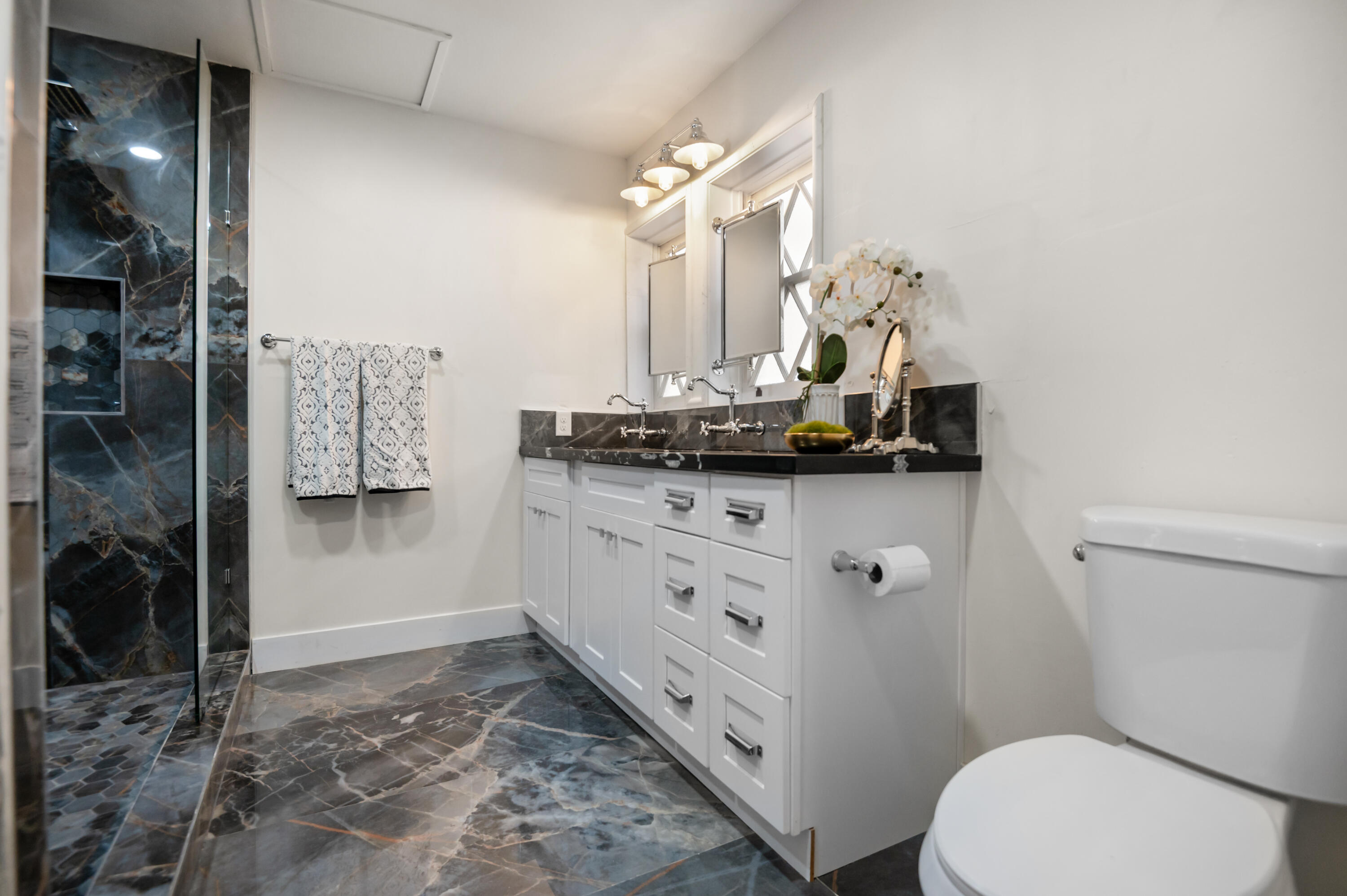 844 S Whitney Dr, Visalia, CA 93277