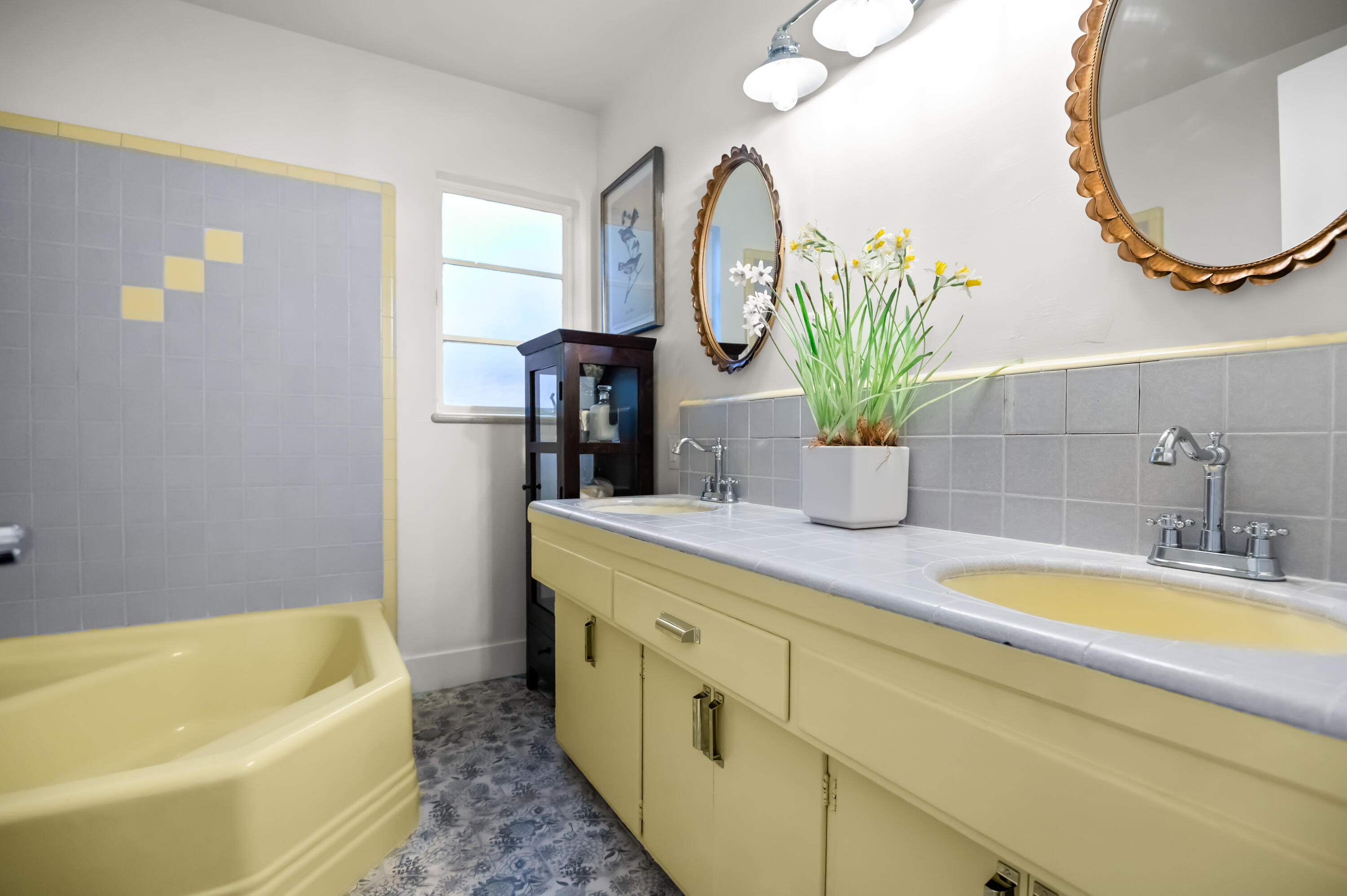 844 S Whitney Dr, Visalia, CA 93277