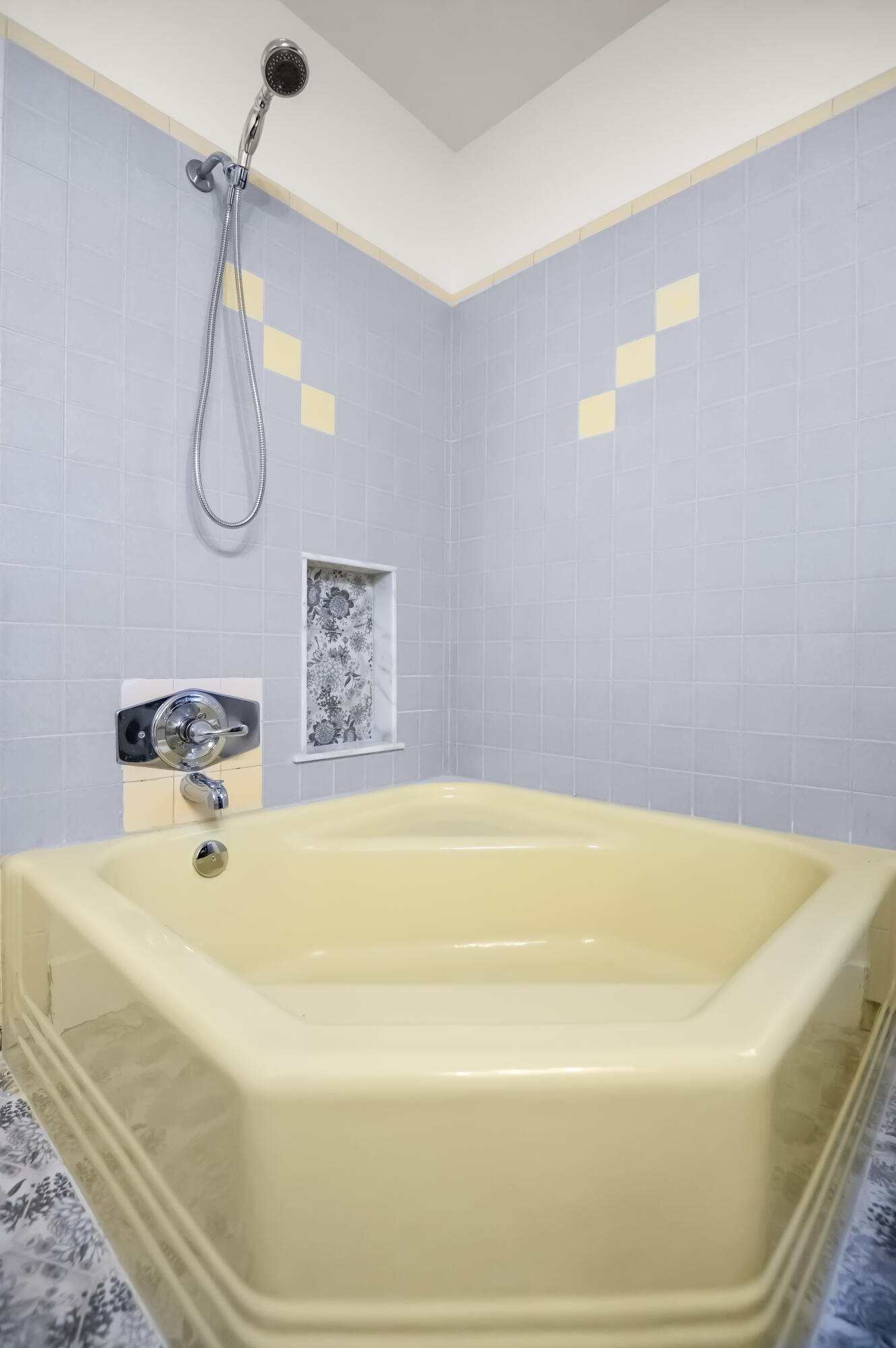 844 S Whitney Dr, Visalia, CA 93277