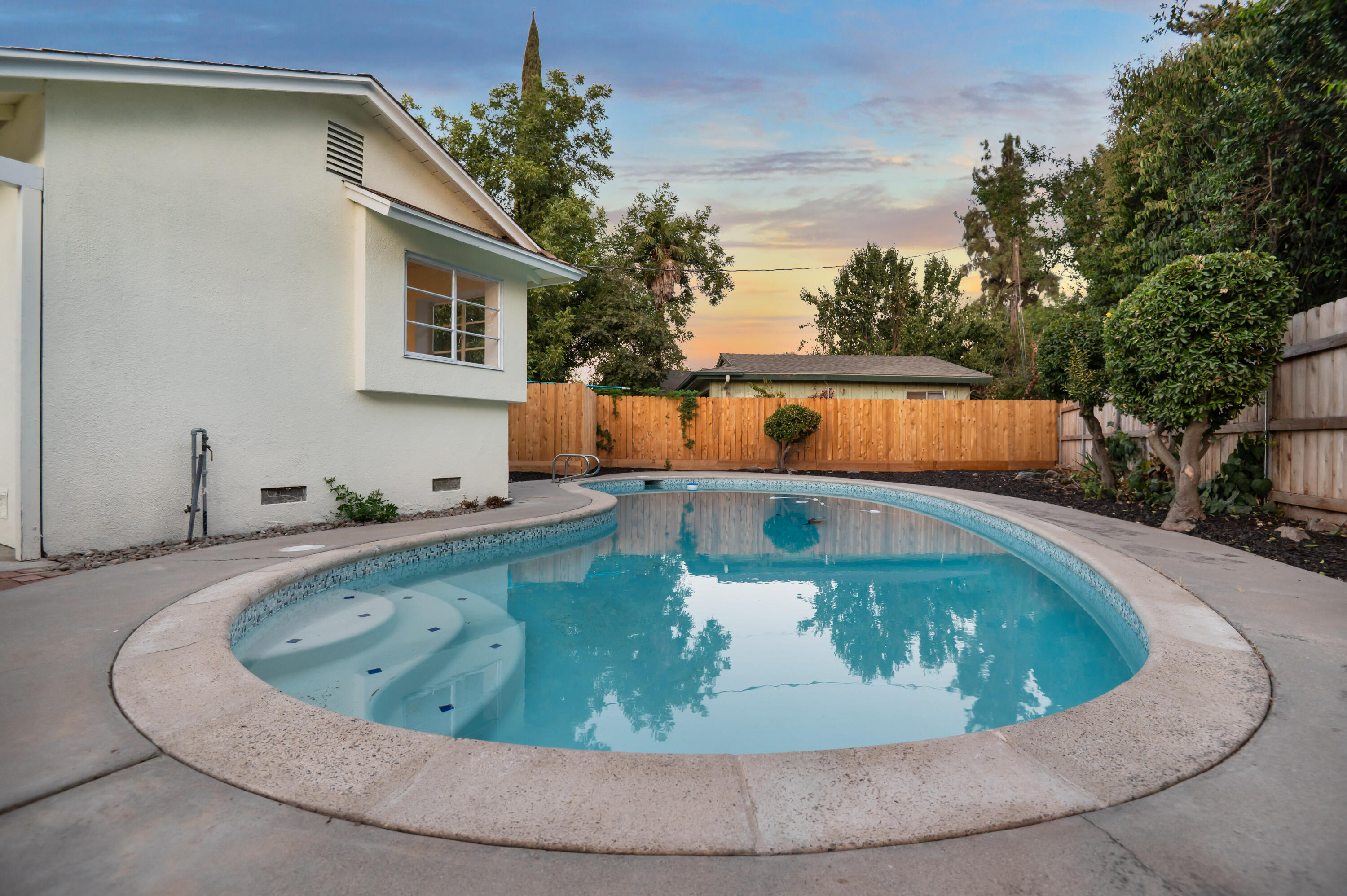 844 S Whitney Dr, Visalia, CA 93277