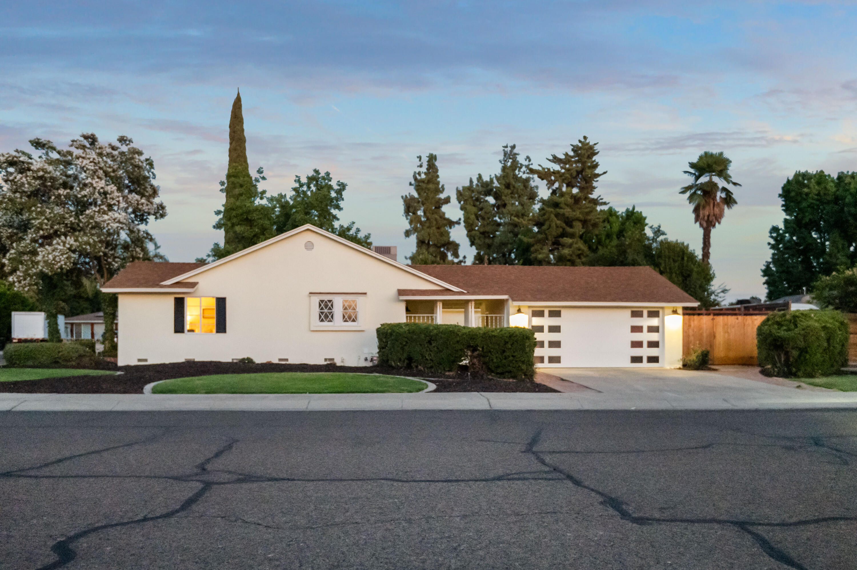 844 S Whitney Dr, Visalia, CA 93277