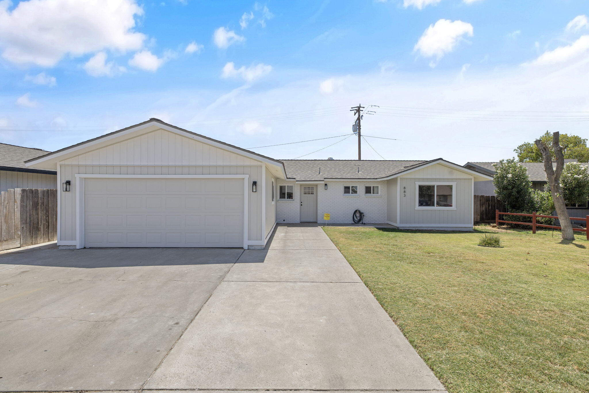 883 Clover Ln, Hanford, CA 93230