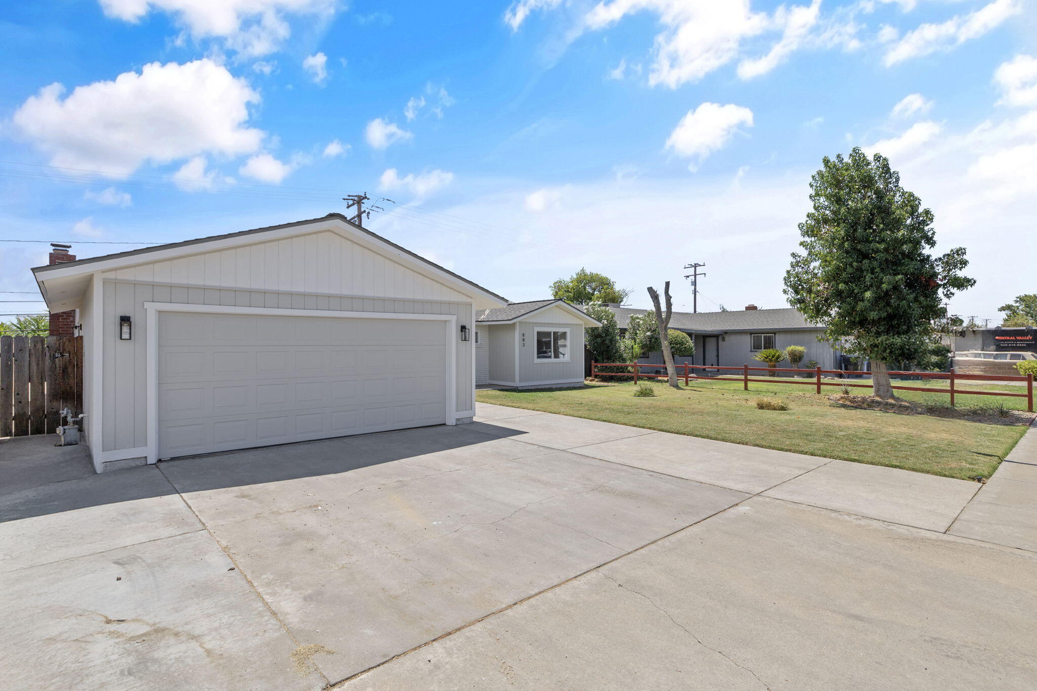 883 Clover Ln, Hanford, CA 93230