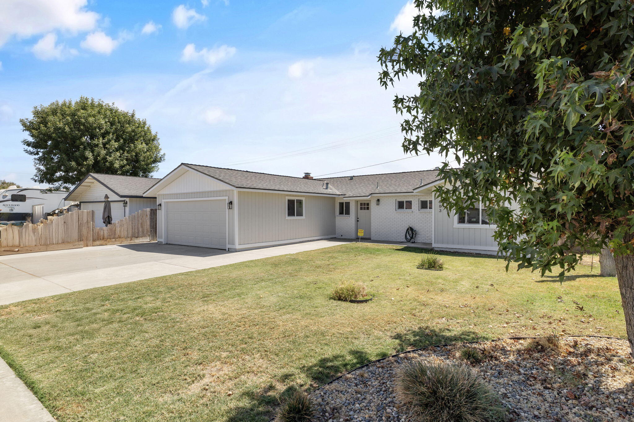 883 Clover Ln, Hanford, CA 93230