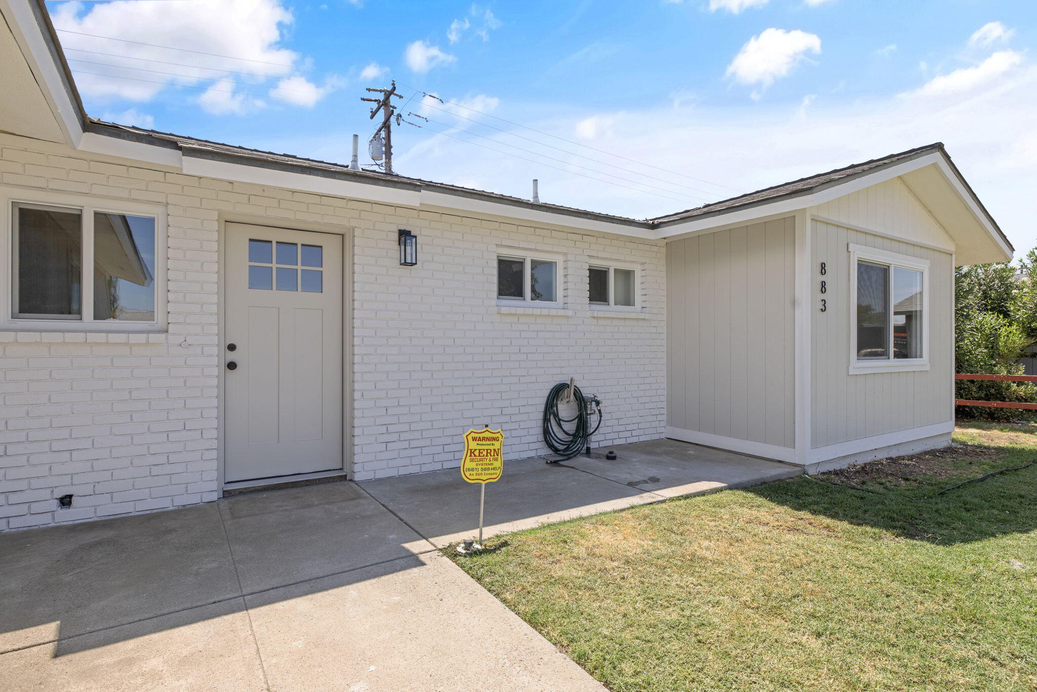 883 Clover Ln, Hanford, CA 93230