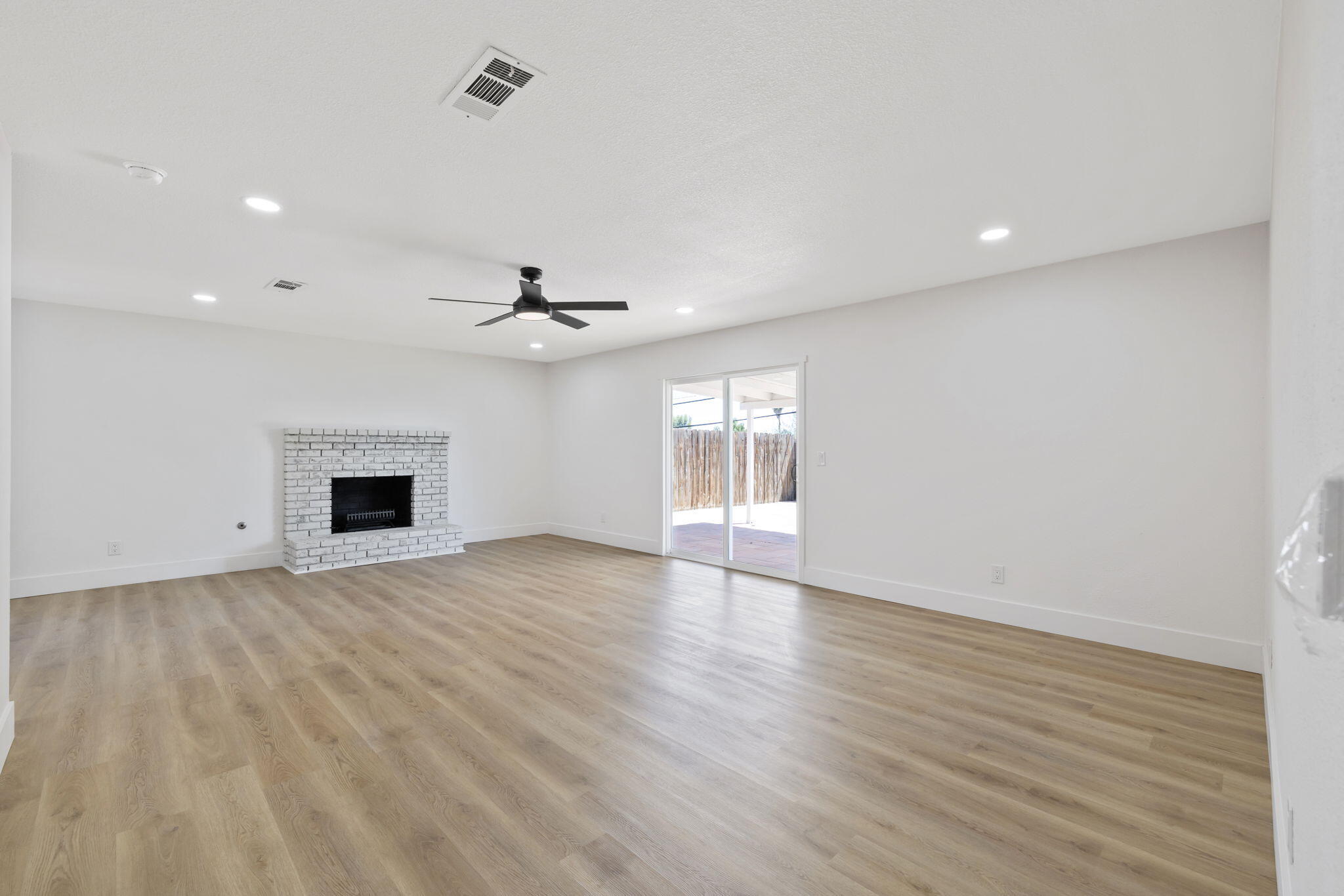 883 Clover Ln, Hanford, CA 93230
