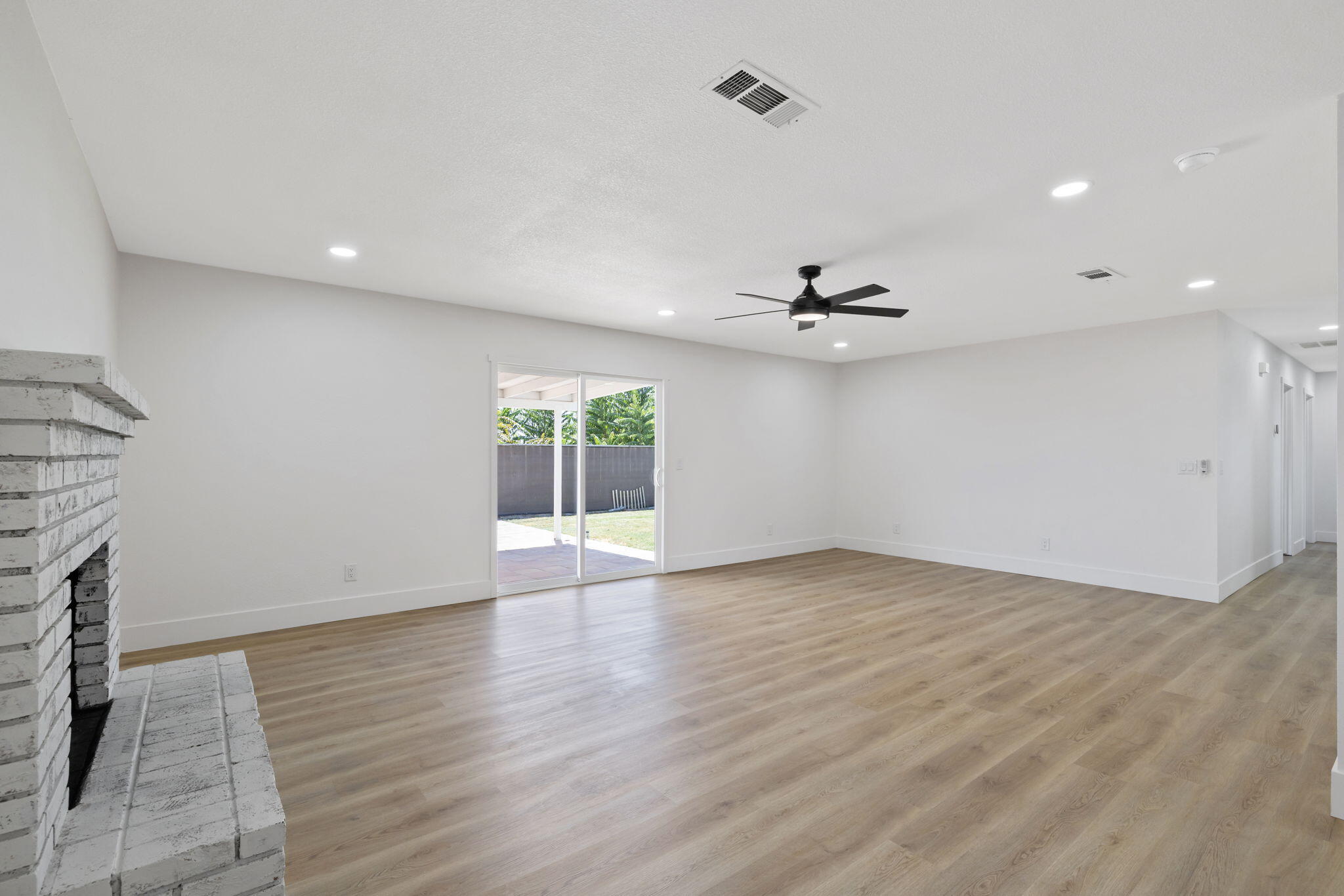 883 Clover Ln, Hanford, CA 93230