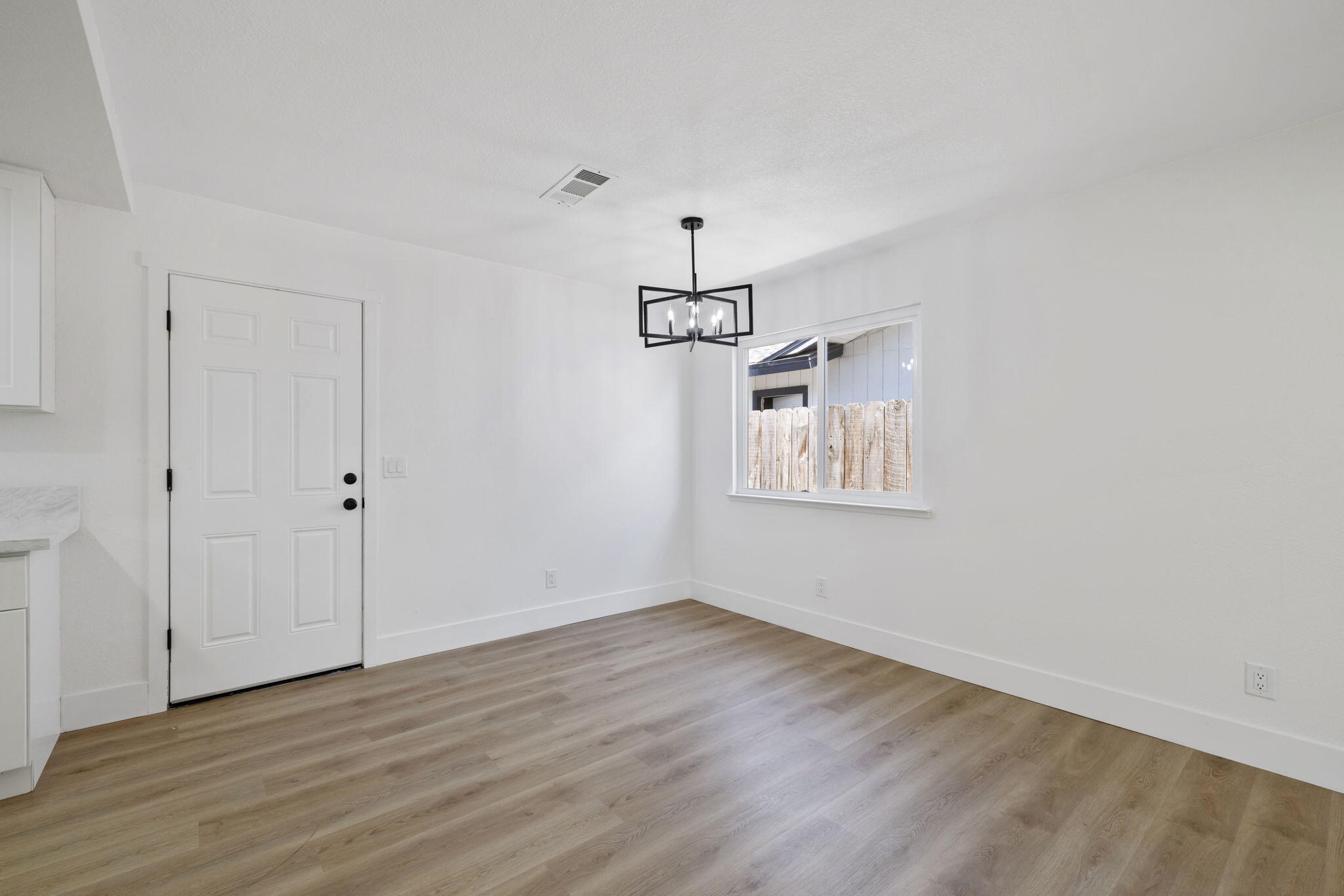 883 Clover Ln, Hanford, CA 93230
