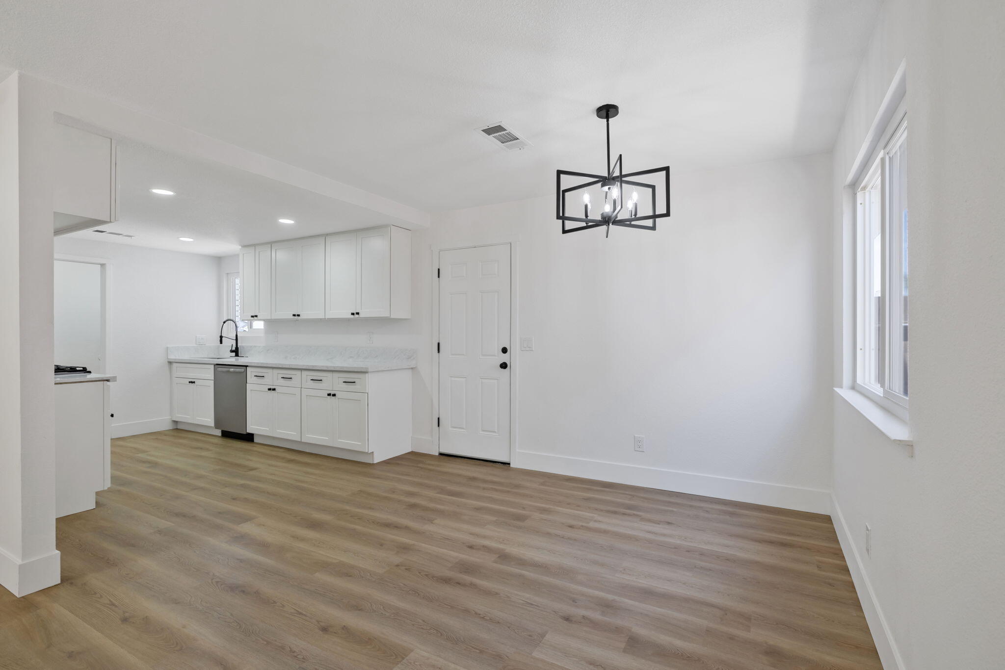 883 Clover Ln, Hanford, CA 93230