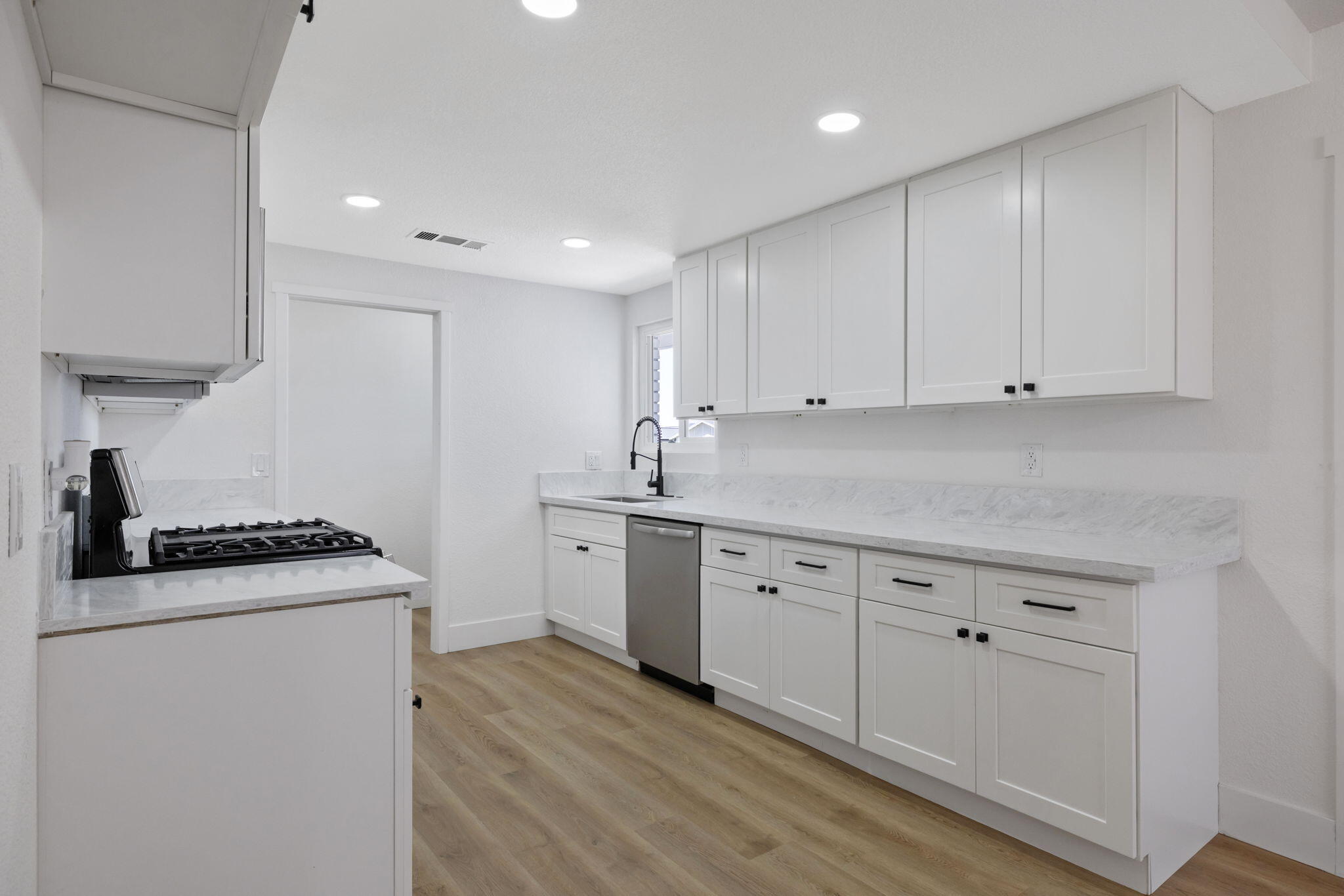 883 Clover Ln, Hanford, CA 93230