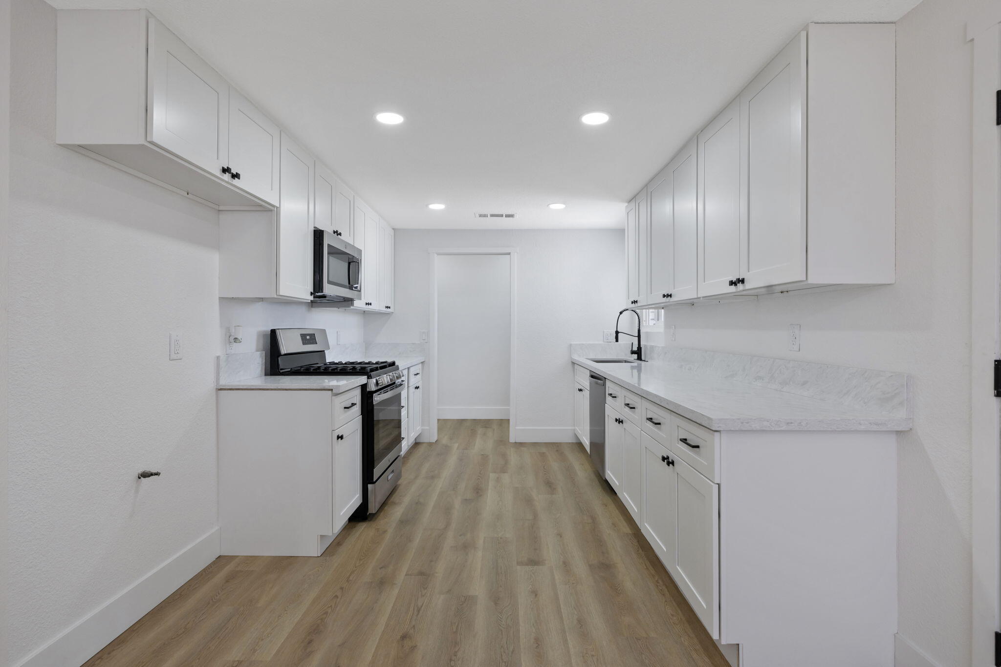 883 Clover Ln, Hanford, CA 93230