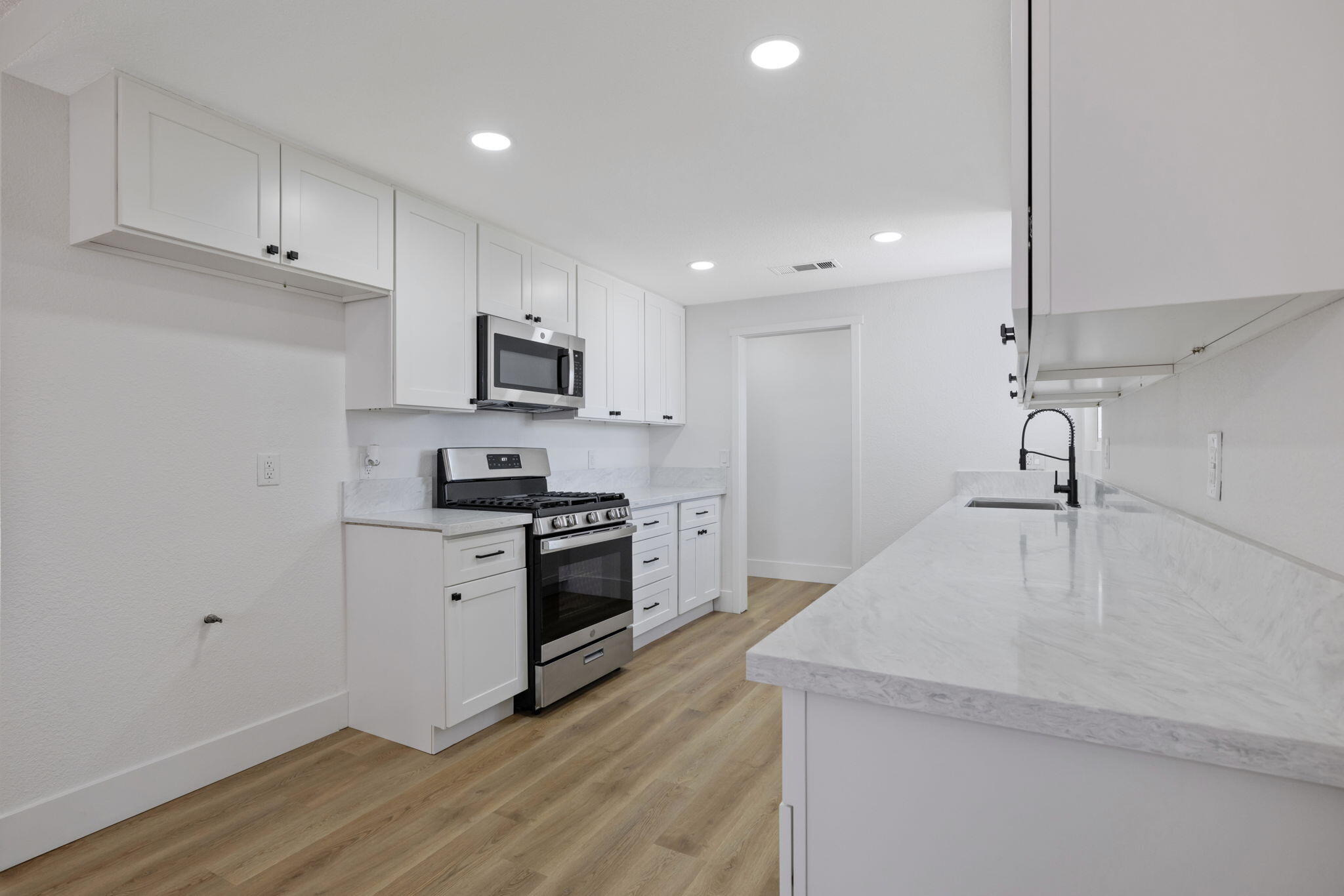 883 Clover Ln, Hanford, CA 93230