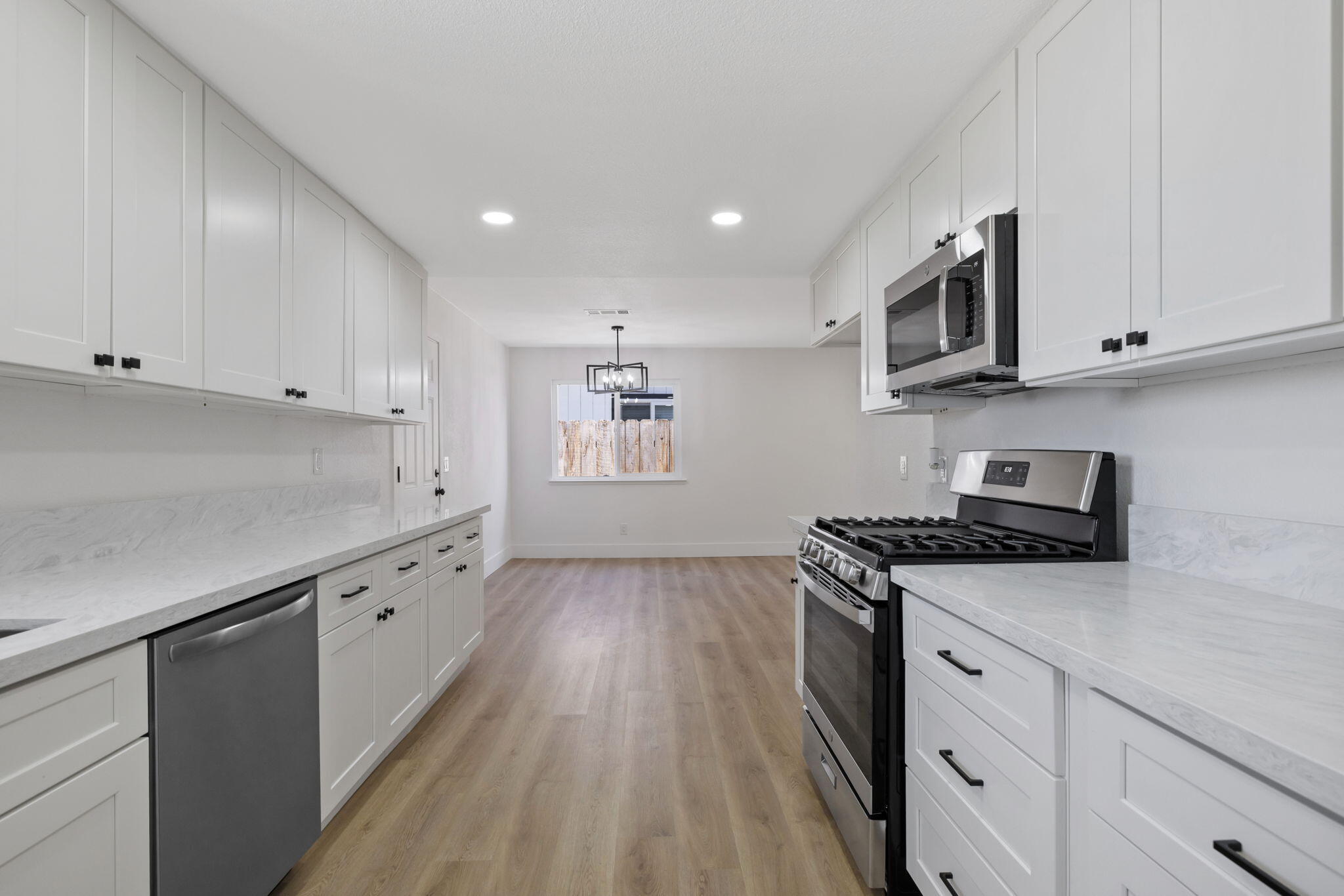 883 Clover Ln, Hanford, CA 93230