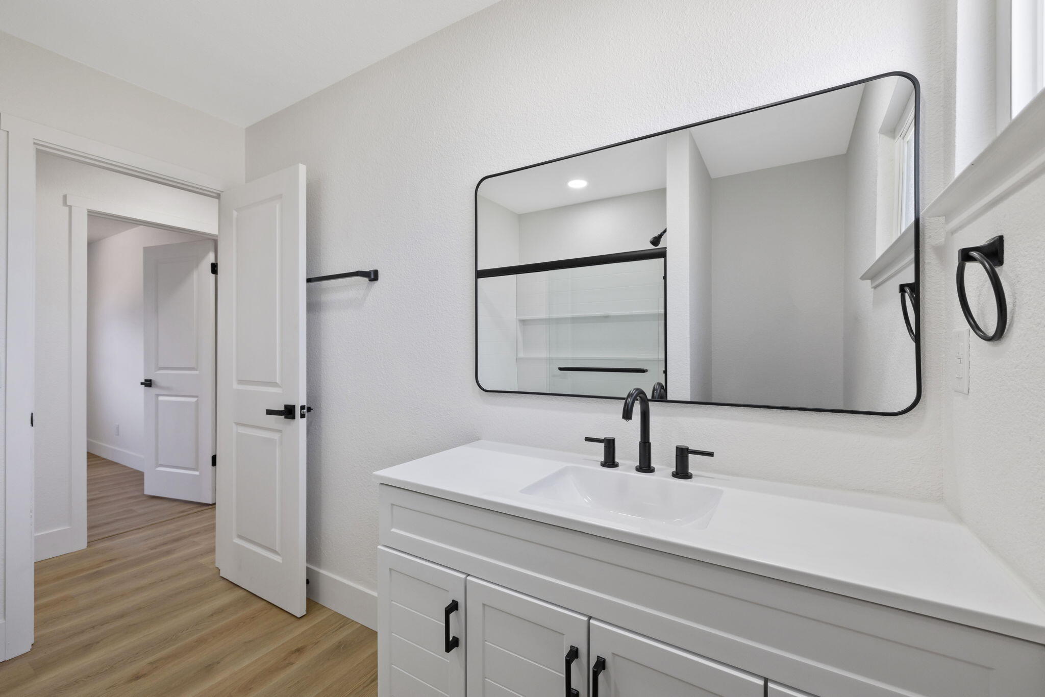 883 Clover Ln, Hanford, CA 93230