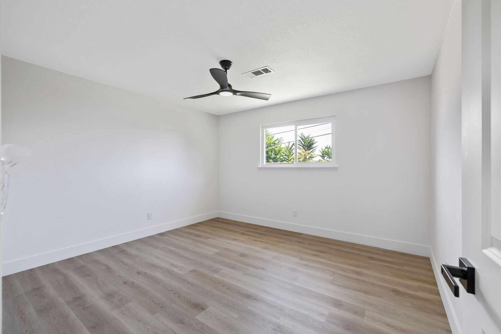 883 Clover Ln, Hanford, CA 93230