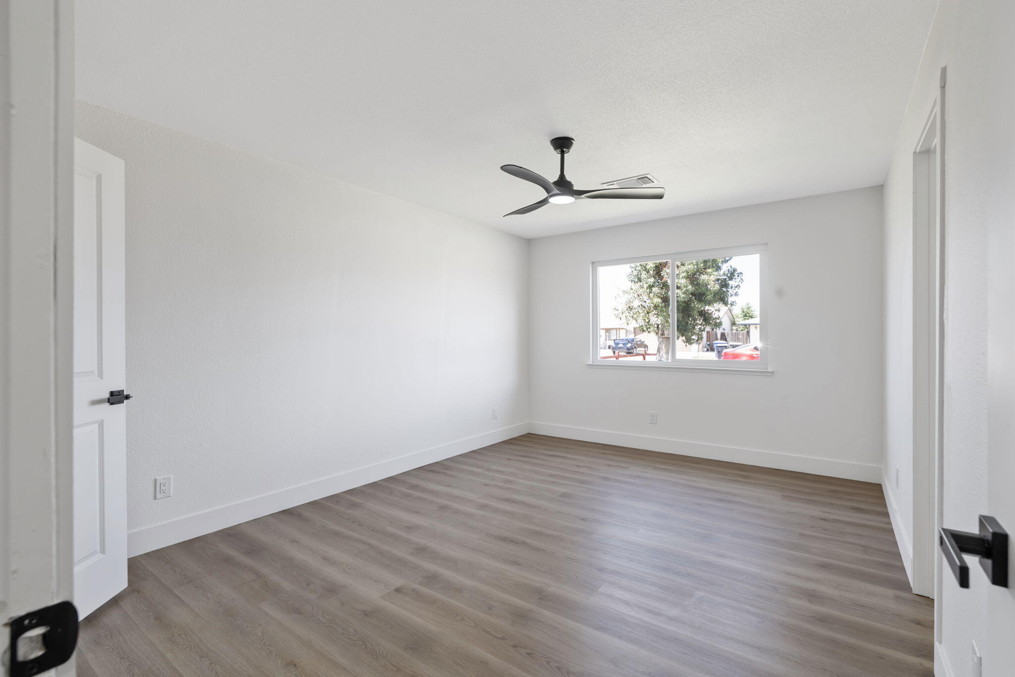 883 Clover Ln, Hanford, CA 93230