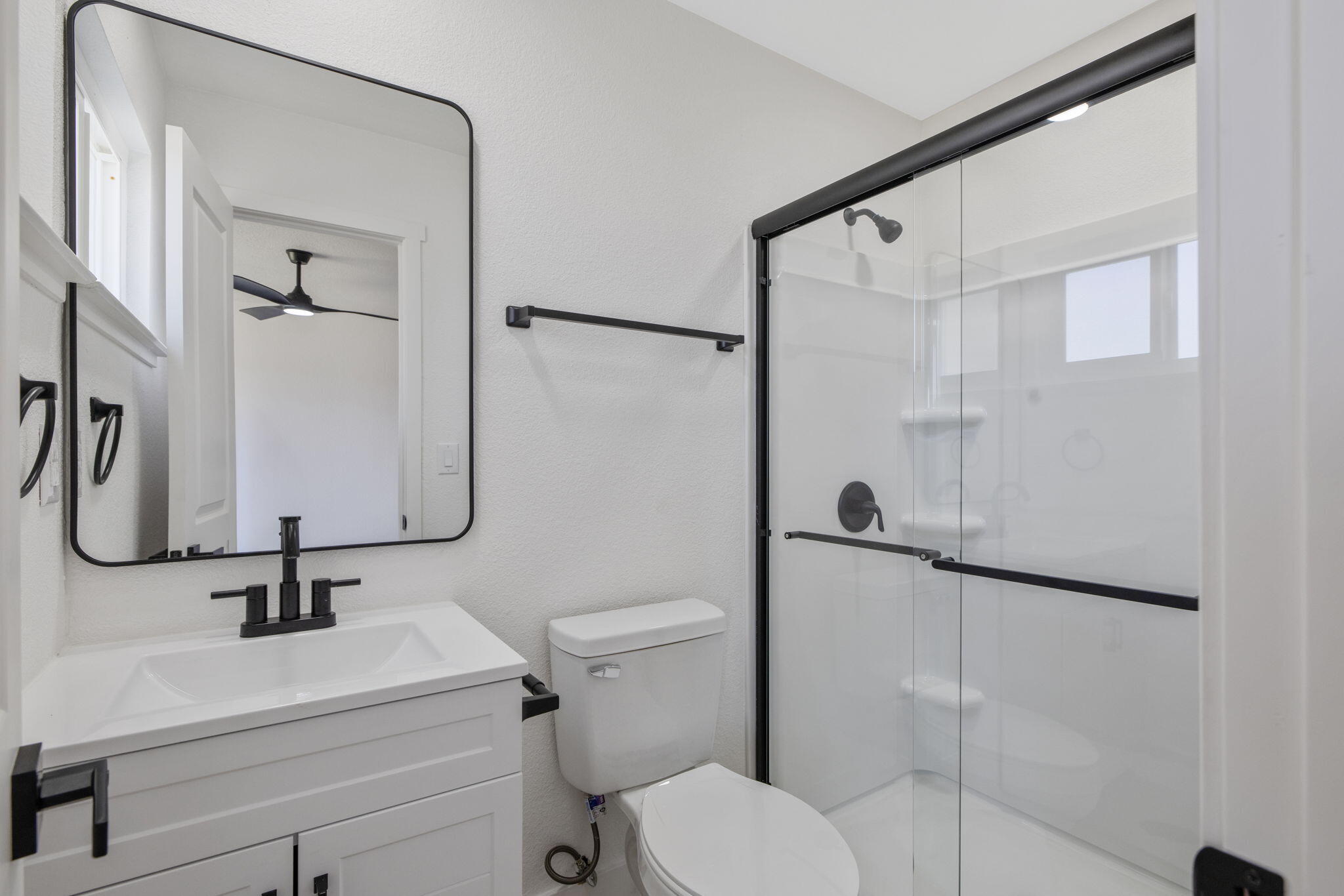 883 Clover Ln, Hanford, CA 93230
