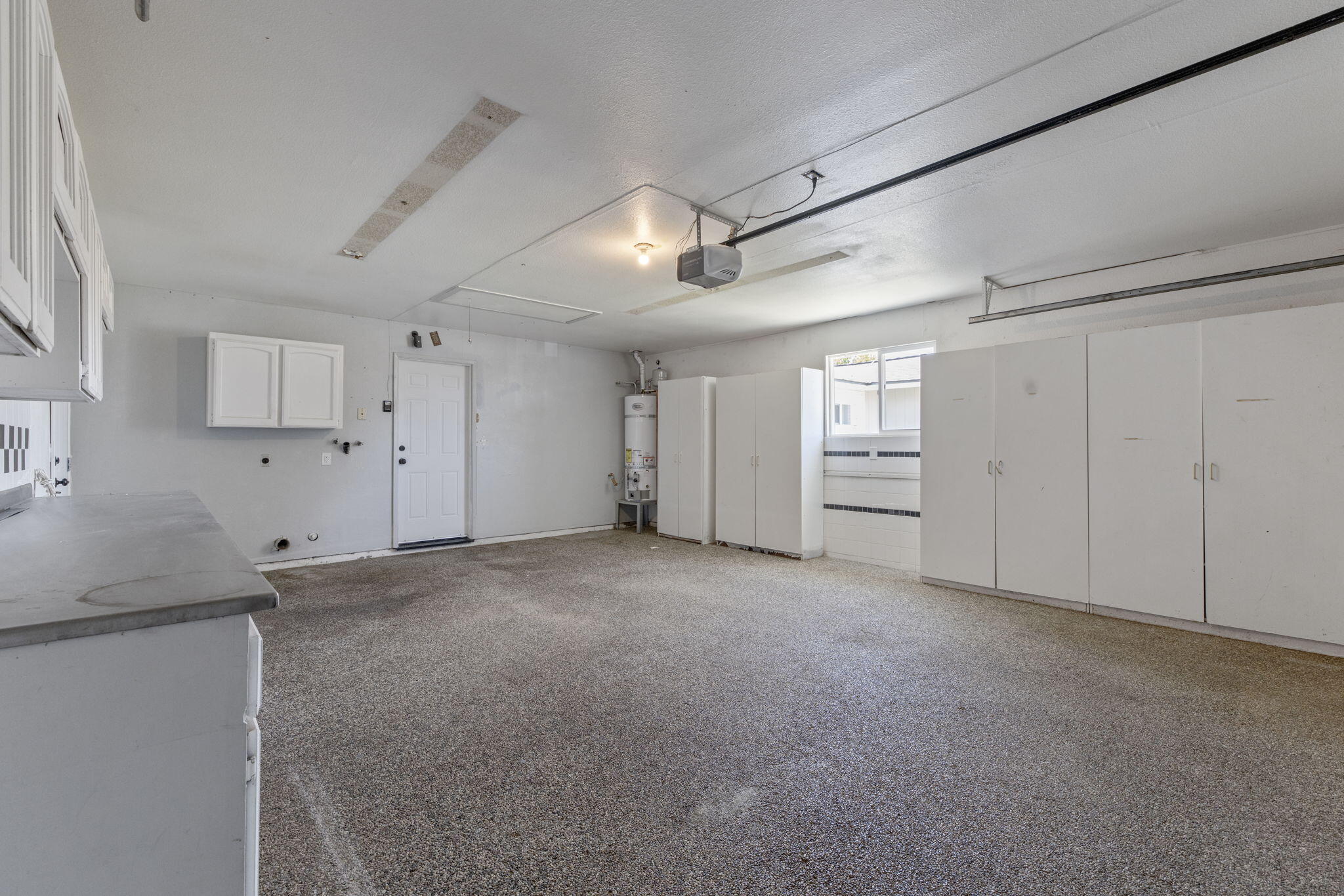 883 Clover Ln, Hanford, CA 93230
