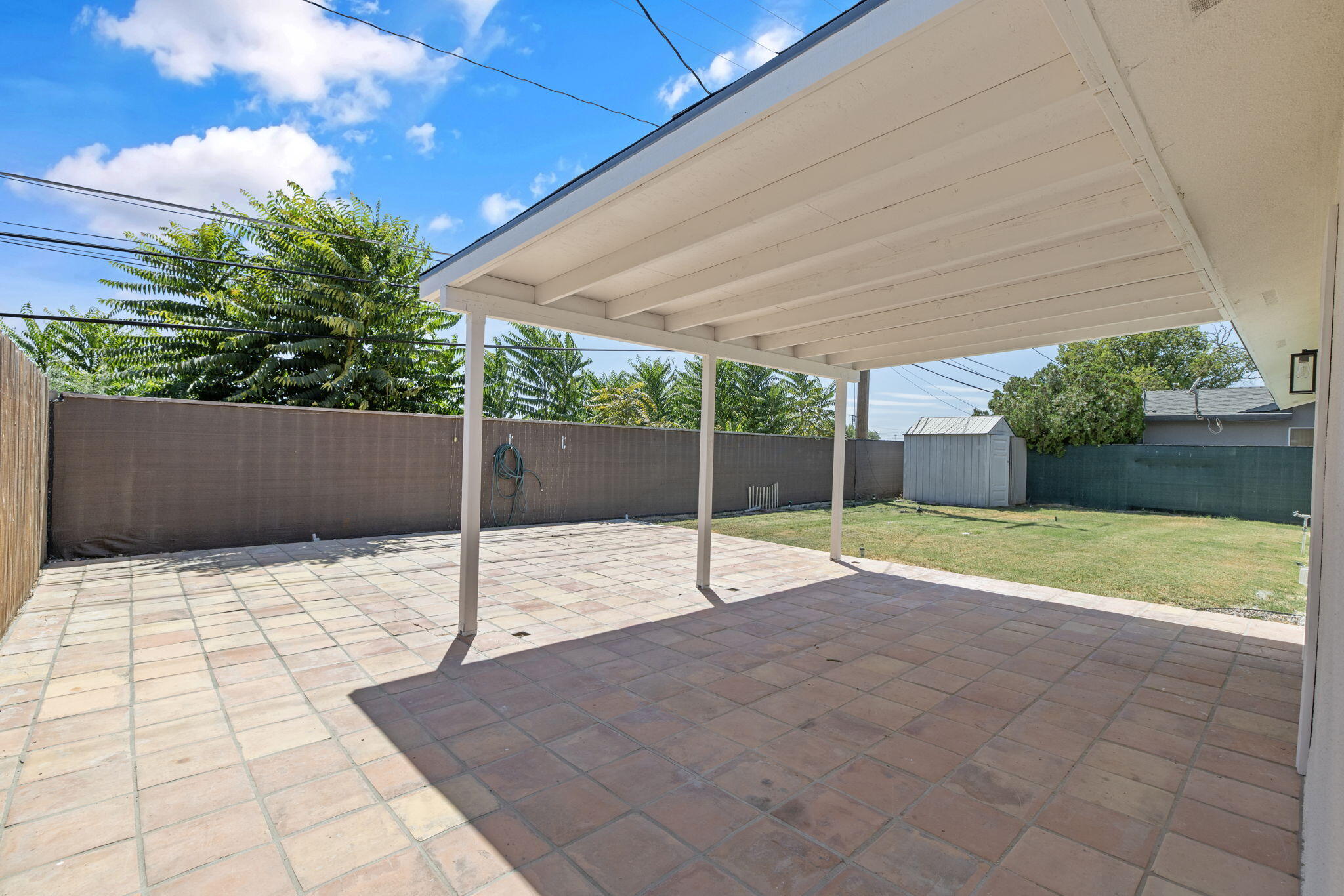 883 Clover Ln, Hanford, CA 93230