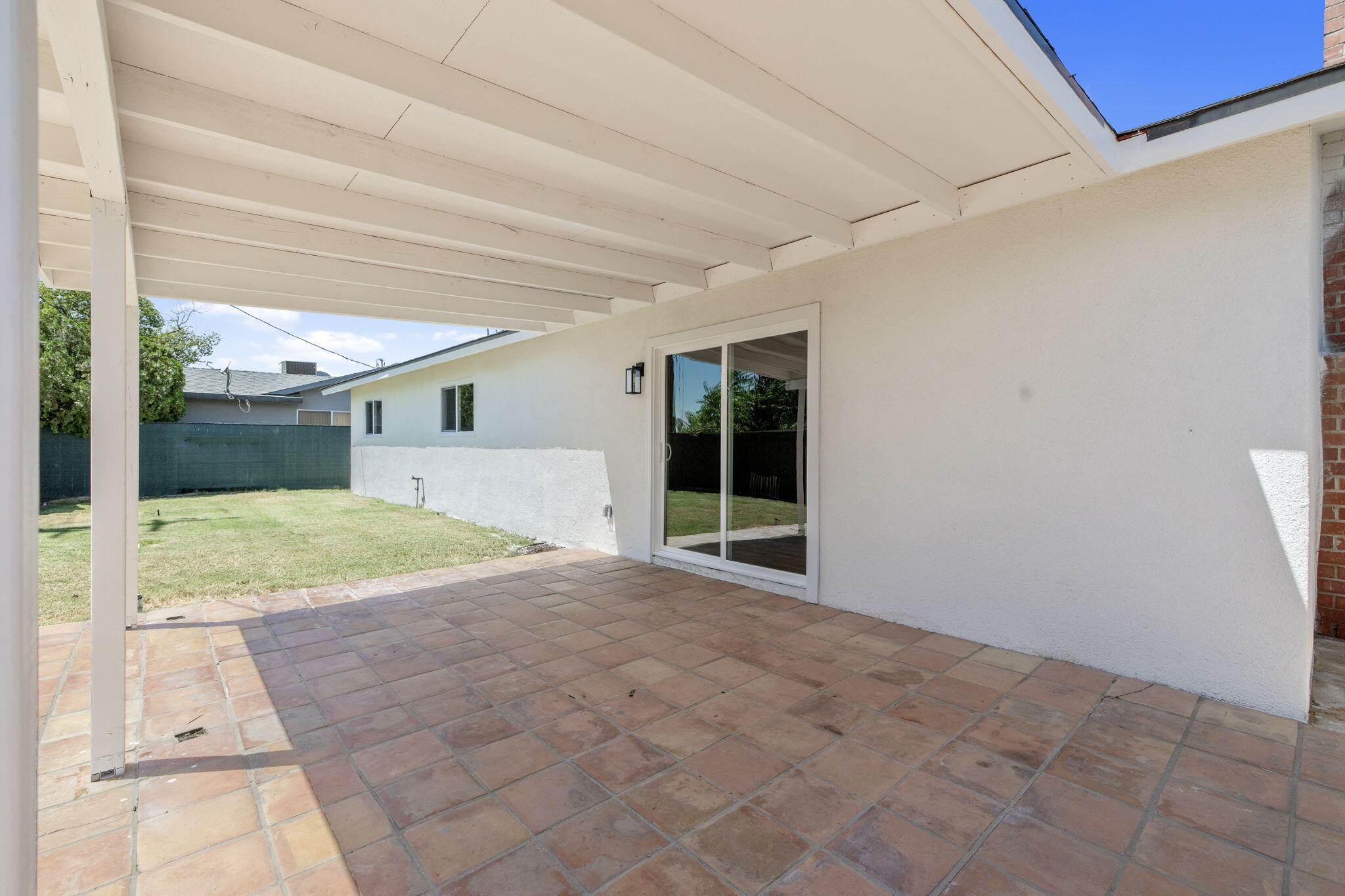883 Clover Ln, Hanford, CA 93230
