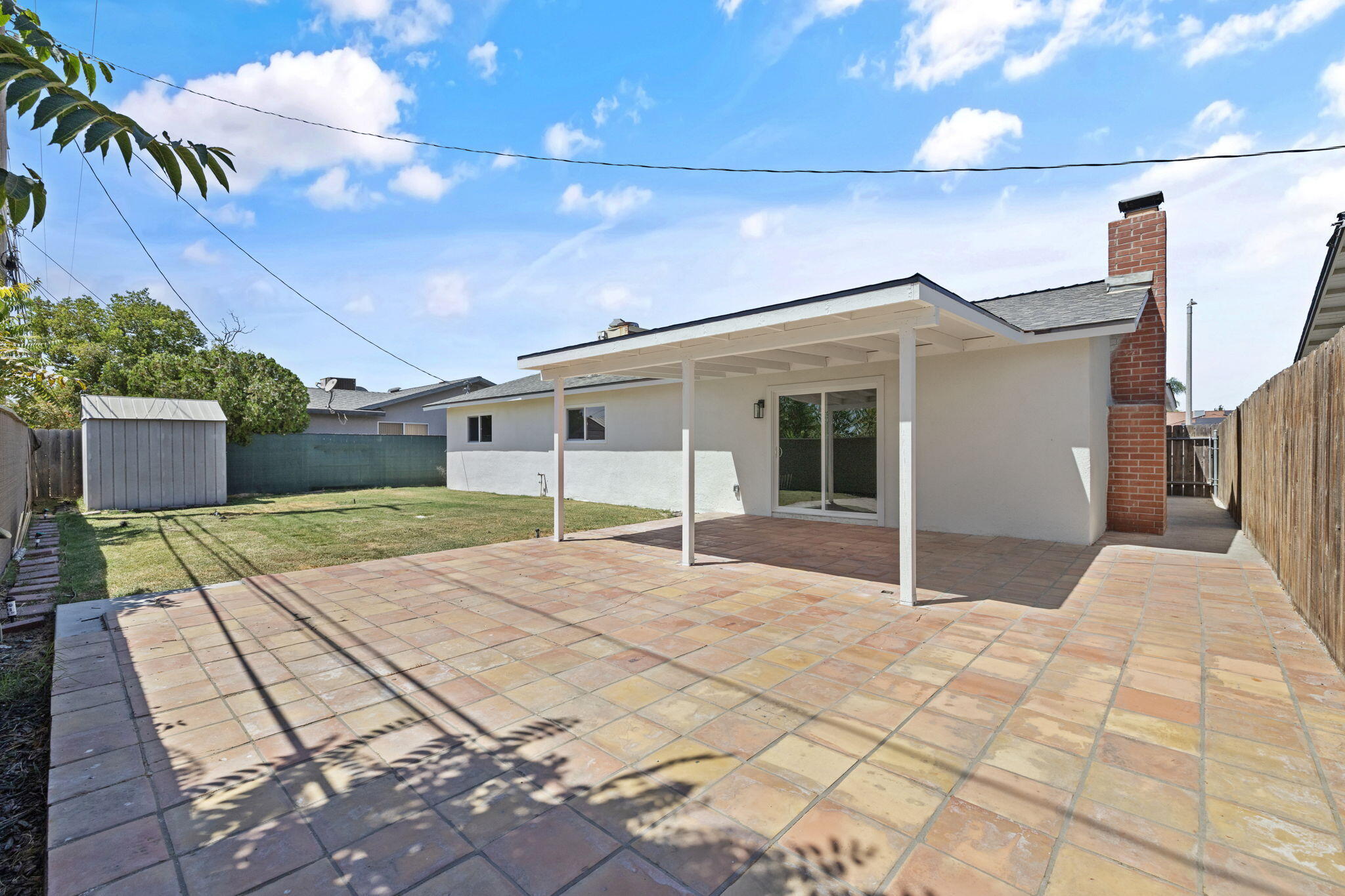 883 Clover Ln, Hanford, CA 93230