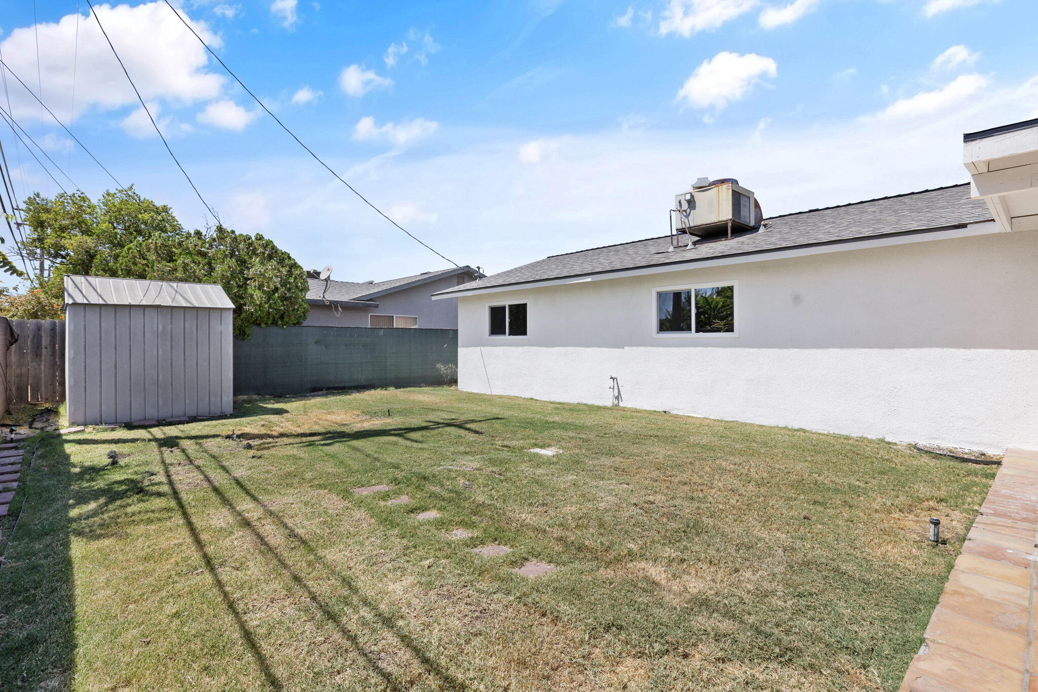 883 Clover Ln, Hanford, CA 93230