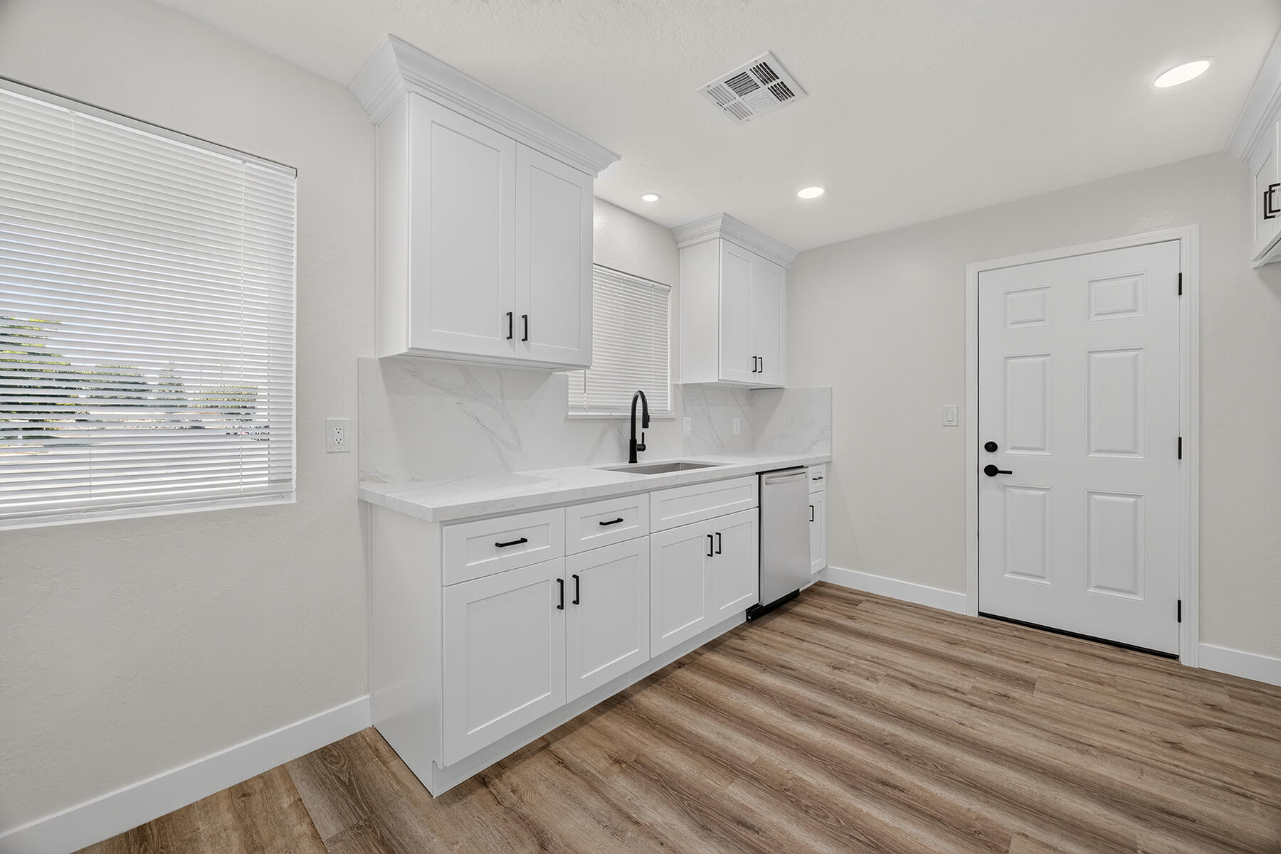 1117 W Wren Ave, Visalia, CA 93291