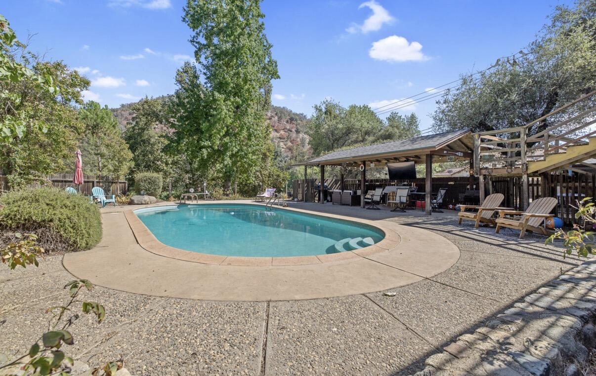 42794 Kaweah River Dr, Three Rivers, CA 93271