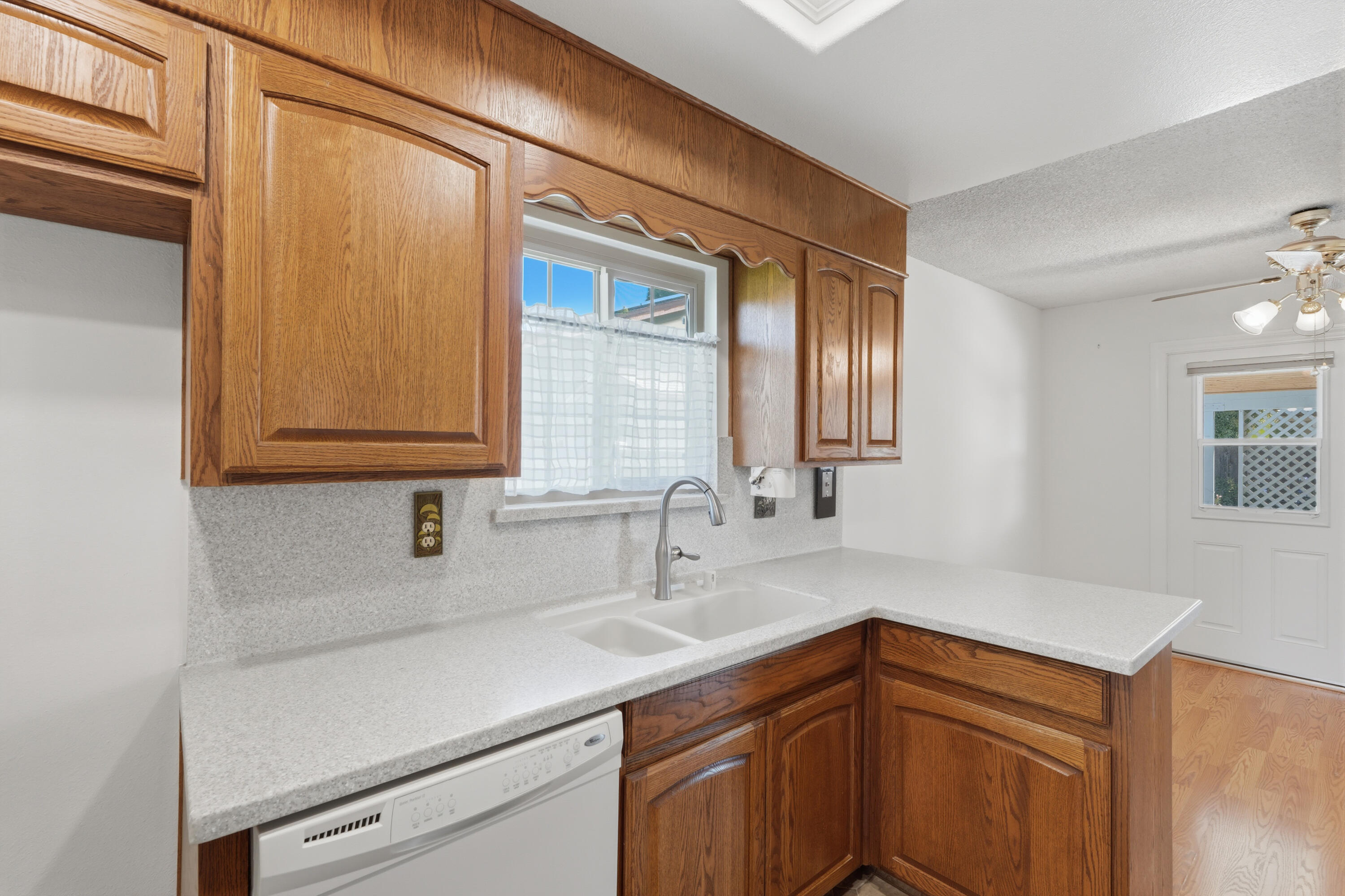46 S Olive St, Lemoore, CA 93245