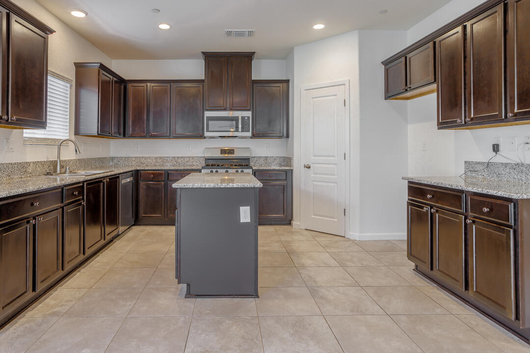 627 S Elverta St, Visalia, CA 93292