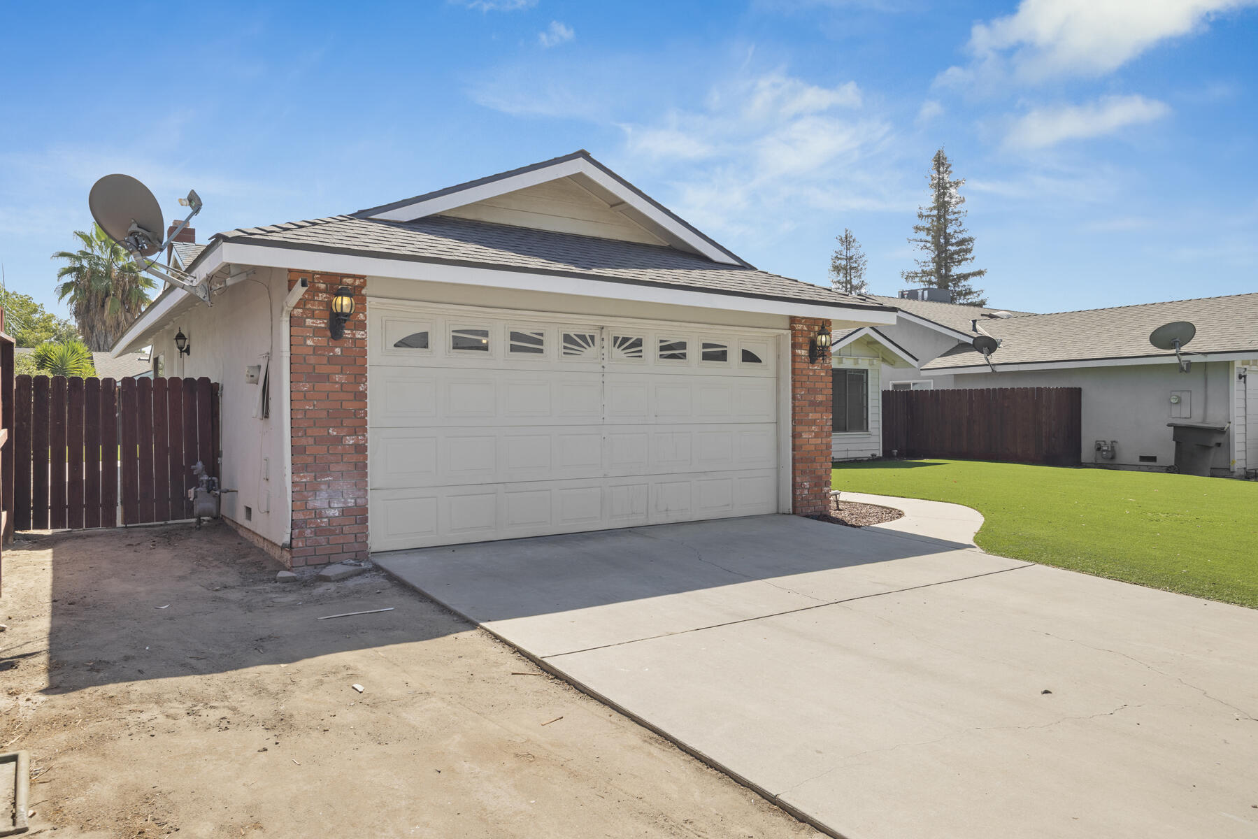 432 Parkview Ct, Tulare, CA 93274