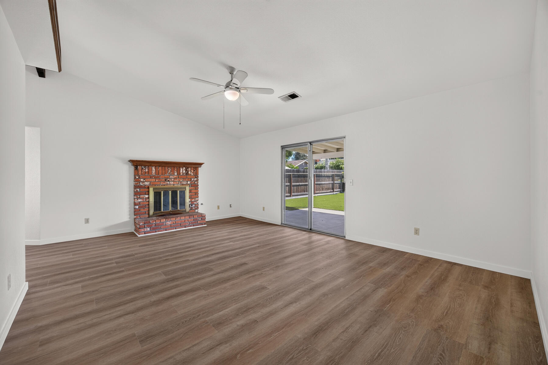 432 Parkview Ct, Tulare, CA 93274