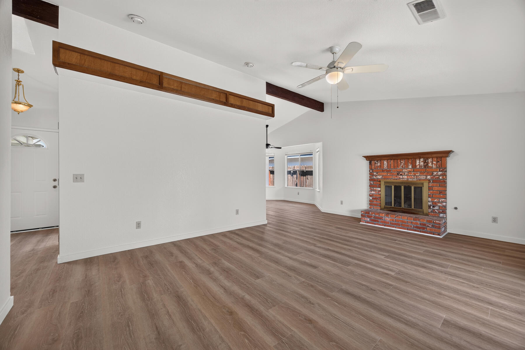 432 Parkview Ct, Tulare, CA 93274
