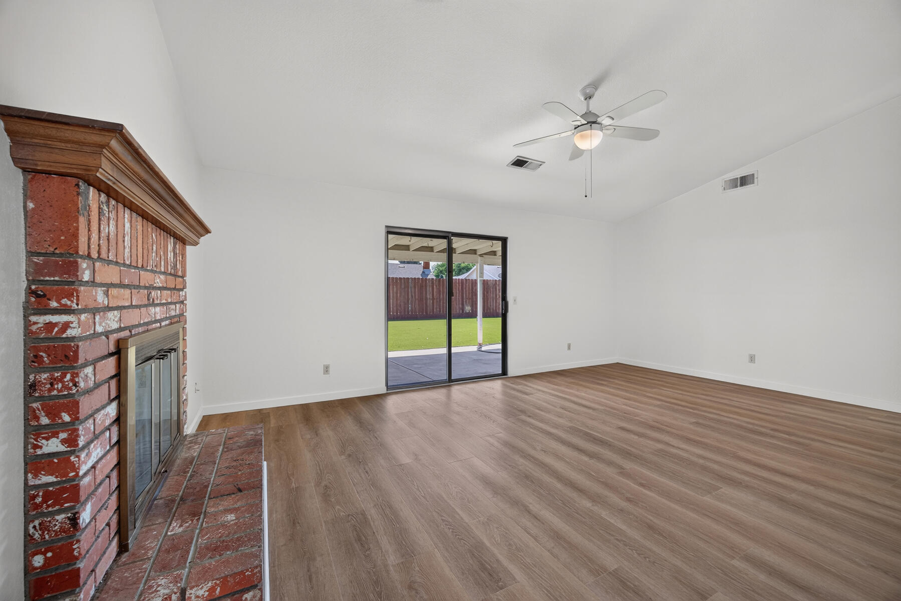 432 Parkview Ct, Tulare, CA 93274
