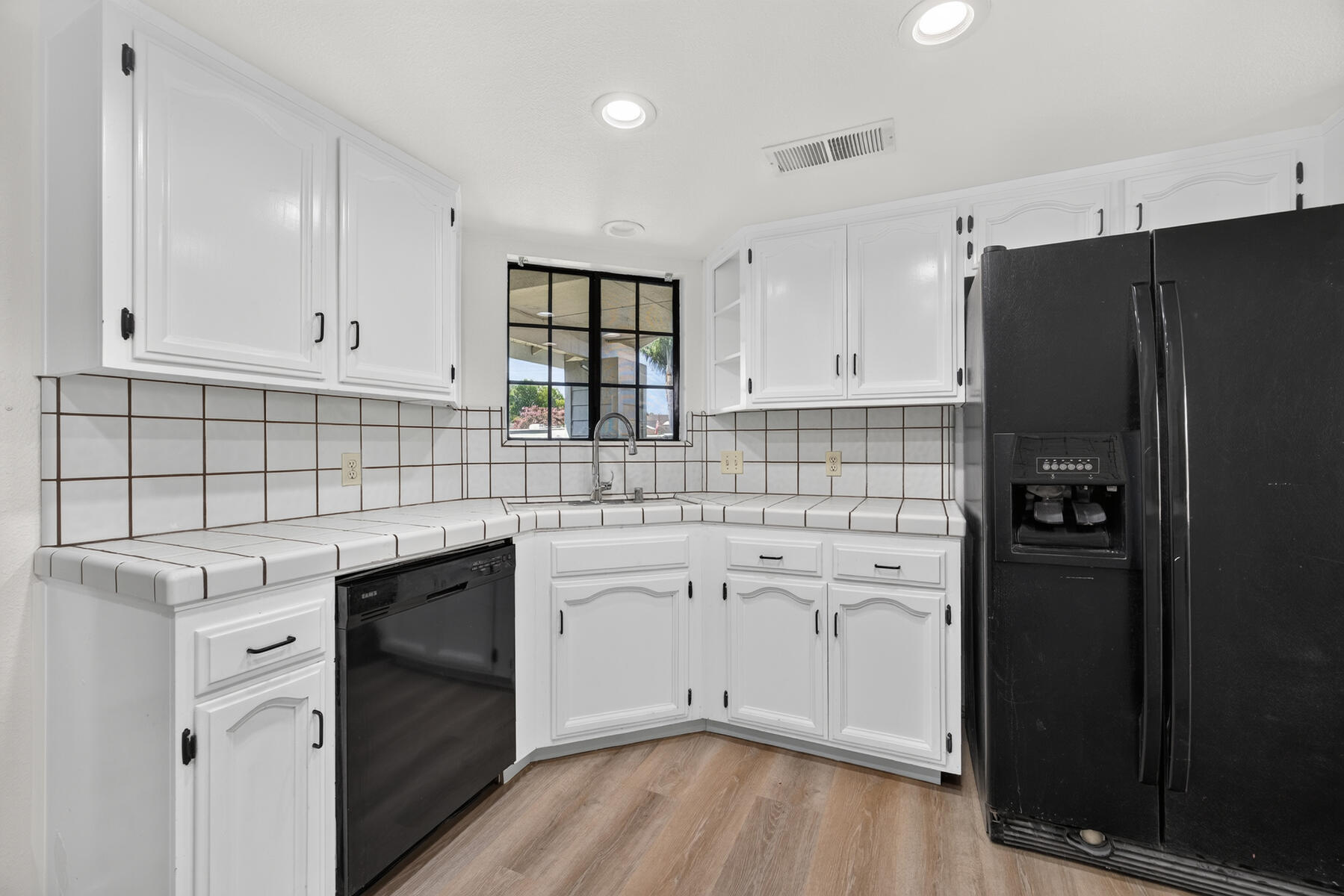 432 Parkview Ct, Tulare, CA 93274