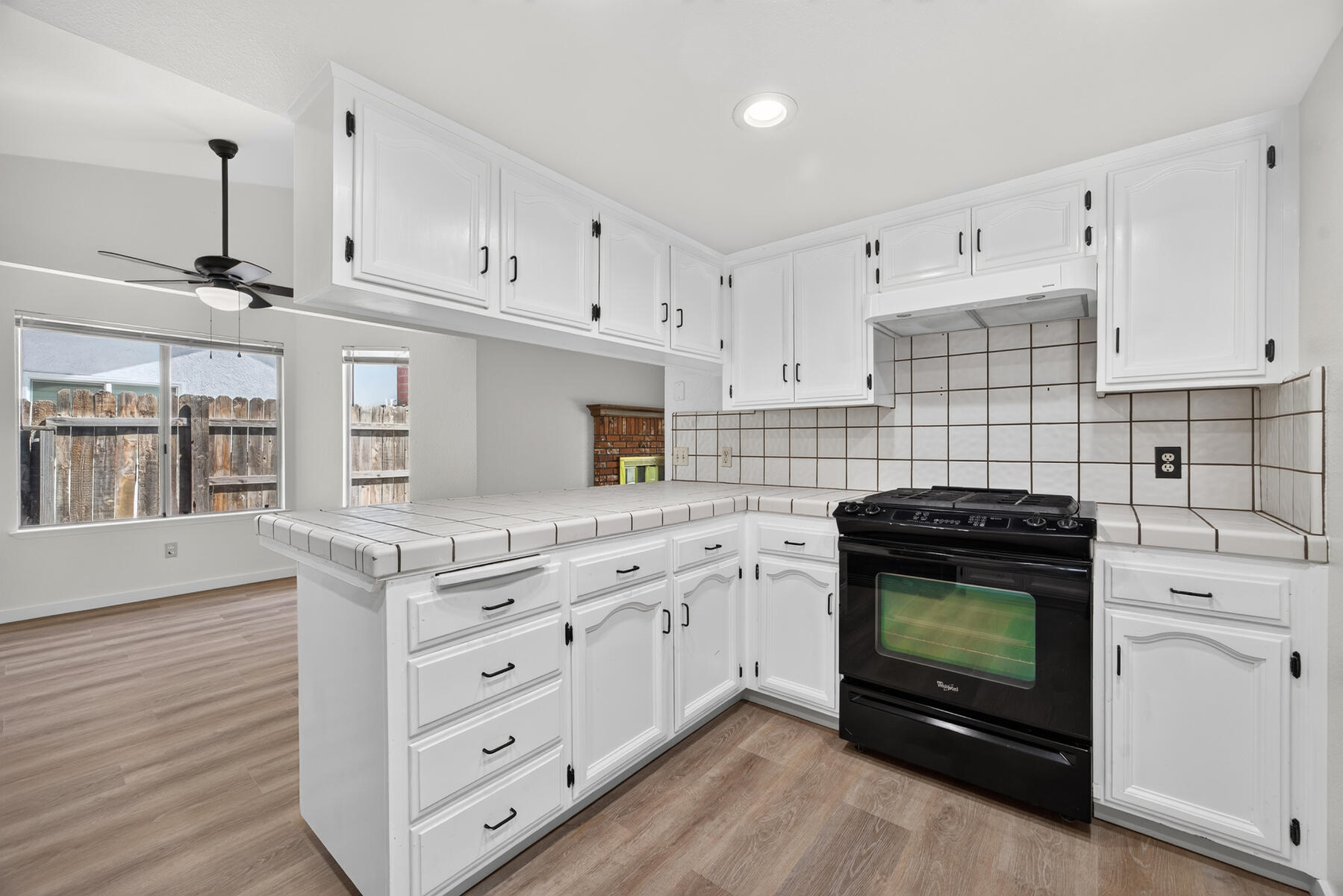 432 Parkview Ct, Tulare, CA 93274