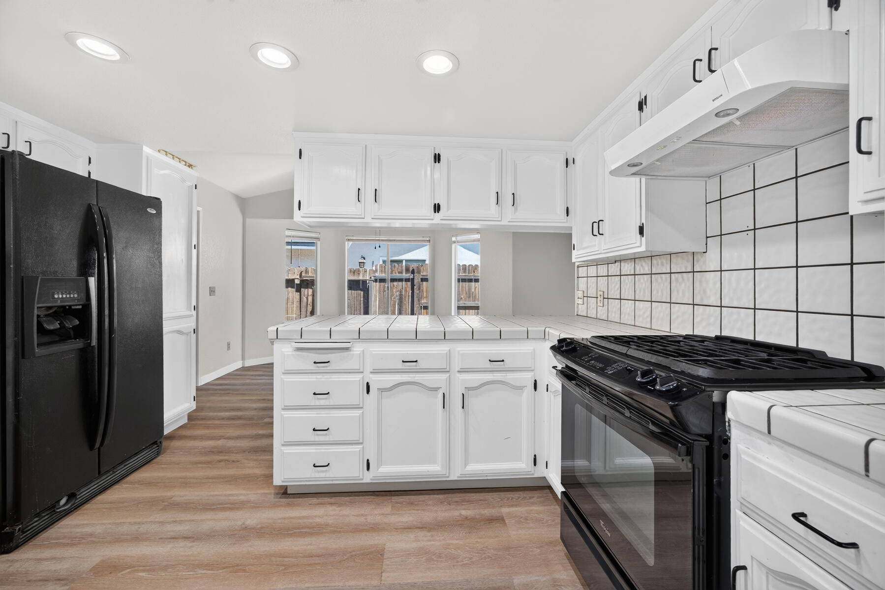 432 Parkview Ct, Tulare, CA 93274
