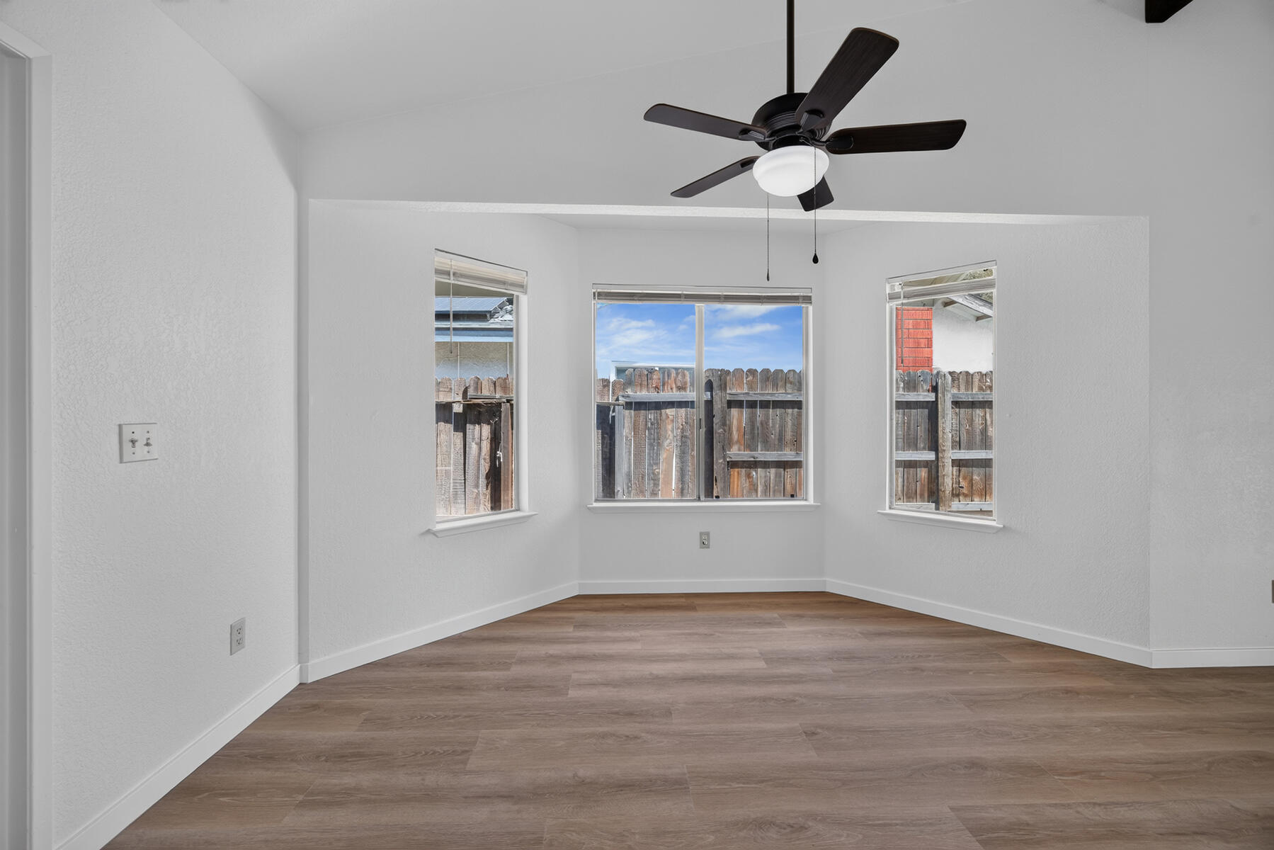 432 Parkview Ct, Tulare, CA 93274