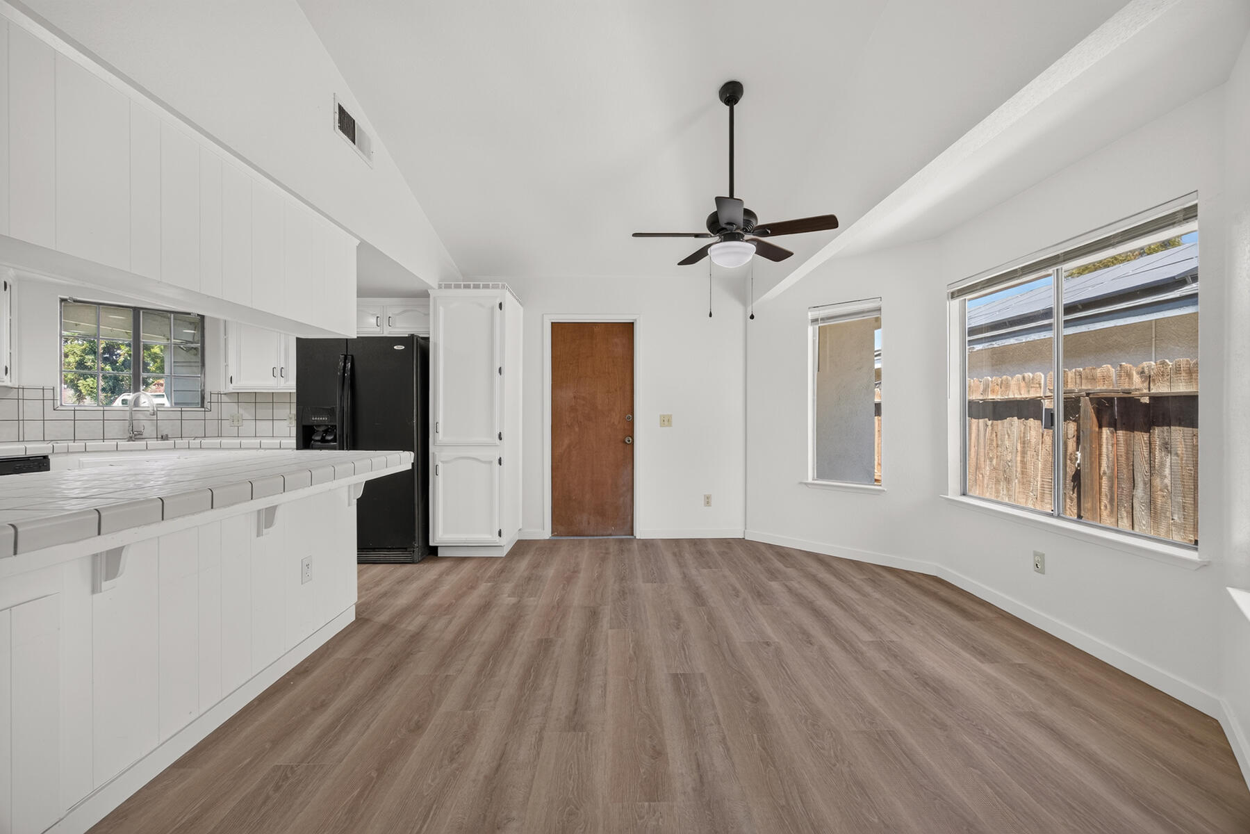 432 Parkview Ct, Tulare, CA 93274
